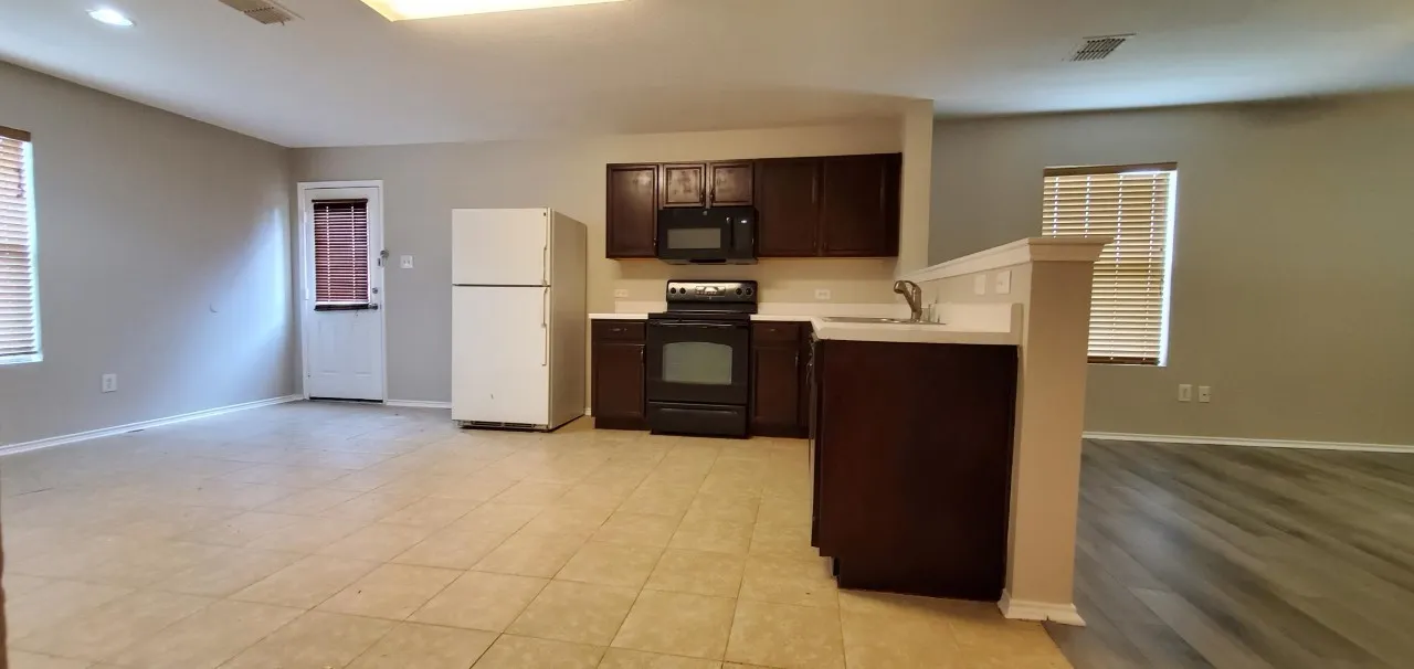 Single Family Residence For Rent in Denton County , 1425 Whitewater, Little Elm, Texas 75068, 4 Bedroom, 3 Bathroom, 2 Garage spaces, 2,428 Sqft, built in 2006, mls#21379739, Real Estate Agent in Little Elm, Homes For Rent in Denton county, Homes For Rent in Little Elm, Realtor in Little Elm Texas, Real Estate Brokerage Independent Realty Texas, Luminita Cordes Realtor