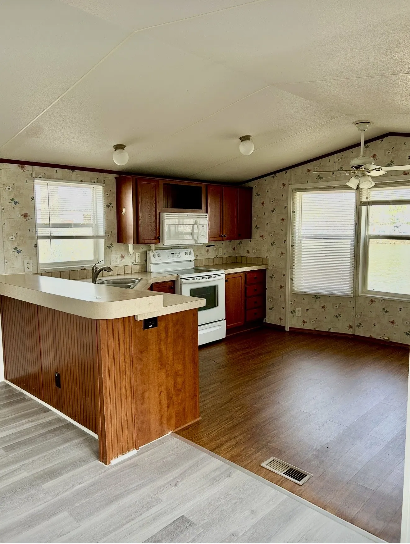 Mobile Home For Rent in Hunt County , 10481 Private Road 3709 11, Wills Point, Texas 75169, 2 Bedroom, 2 Bathroom, Garage spaces, 930 Sqft, built in 2003, mls#21379743, Real Estate Agent in Wills Point, Homes For Rent in Hunt county, Homes For Rent in Wills Point, Realtor in Wills Point Texas, Real Estate Brokerage Independent Realty Texas, Luminita Cordes Realtor