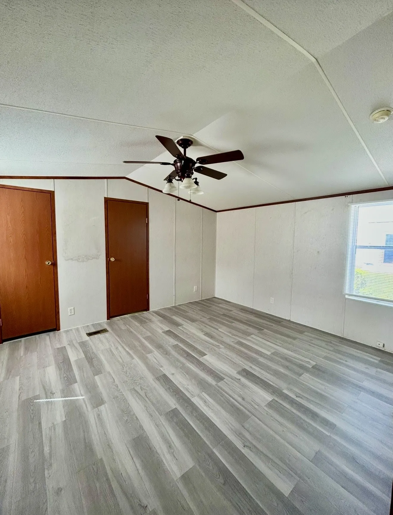 Mobile Home For Rent in Hunt County , 10481 Private Road 3709 11, Wills Point, Texas 75169, 2 Bedroom, 2 Bathroom, Garage spaces, 930 Sqft, built in 2003, mls#21379743, Real Estate Agent in Wills Point, Homes For Rent in Hunt county, Homes For Rent in Wills Point, Realtor in Wills Point Texas, Real Estate Brokerage Independent Realty Texas, Luminita Cordes Realtor
