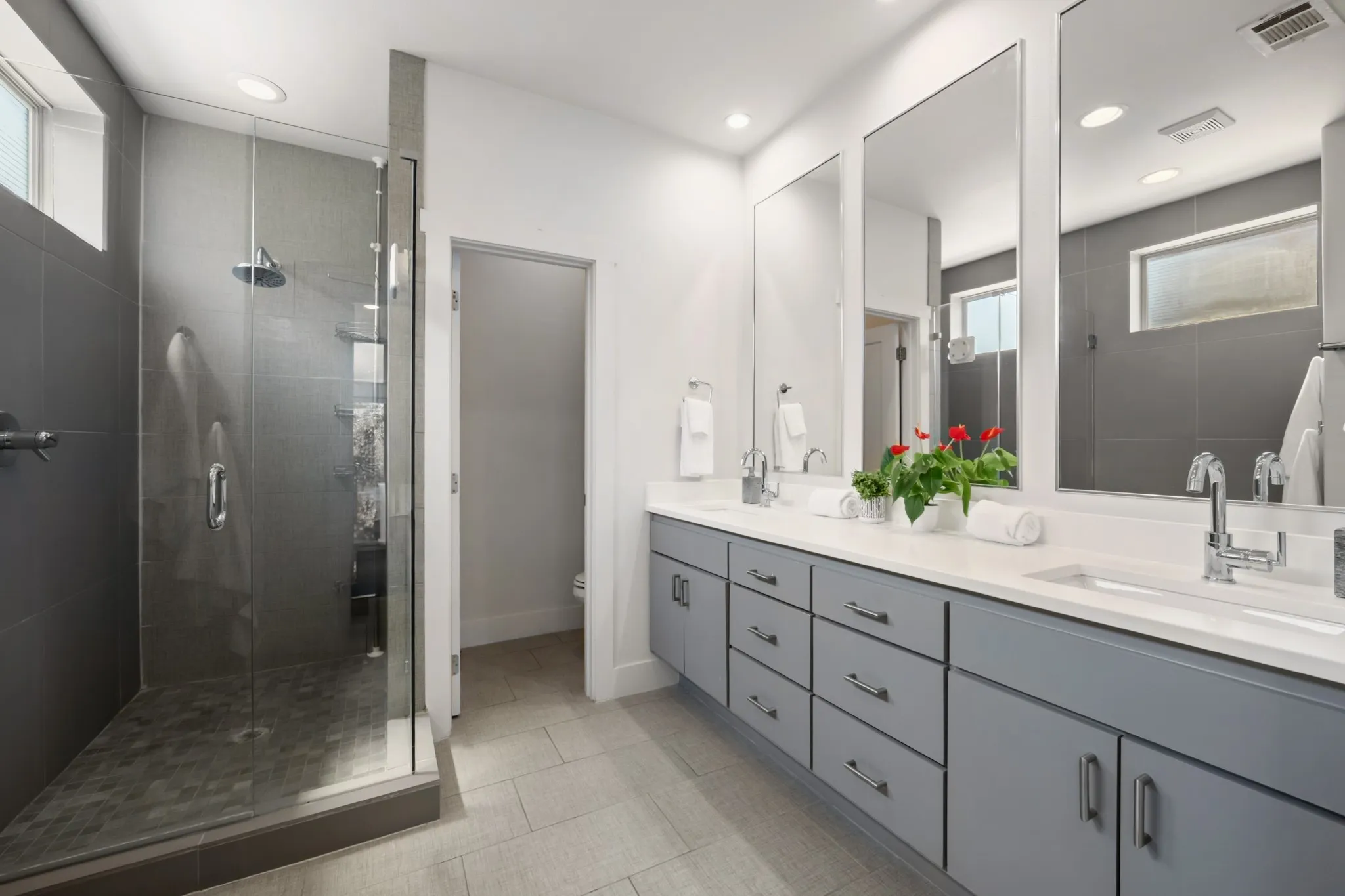 Walk-in shower with frameless glass
