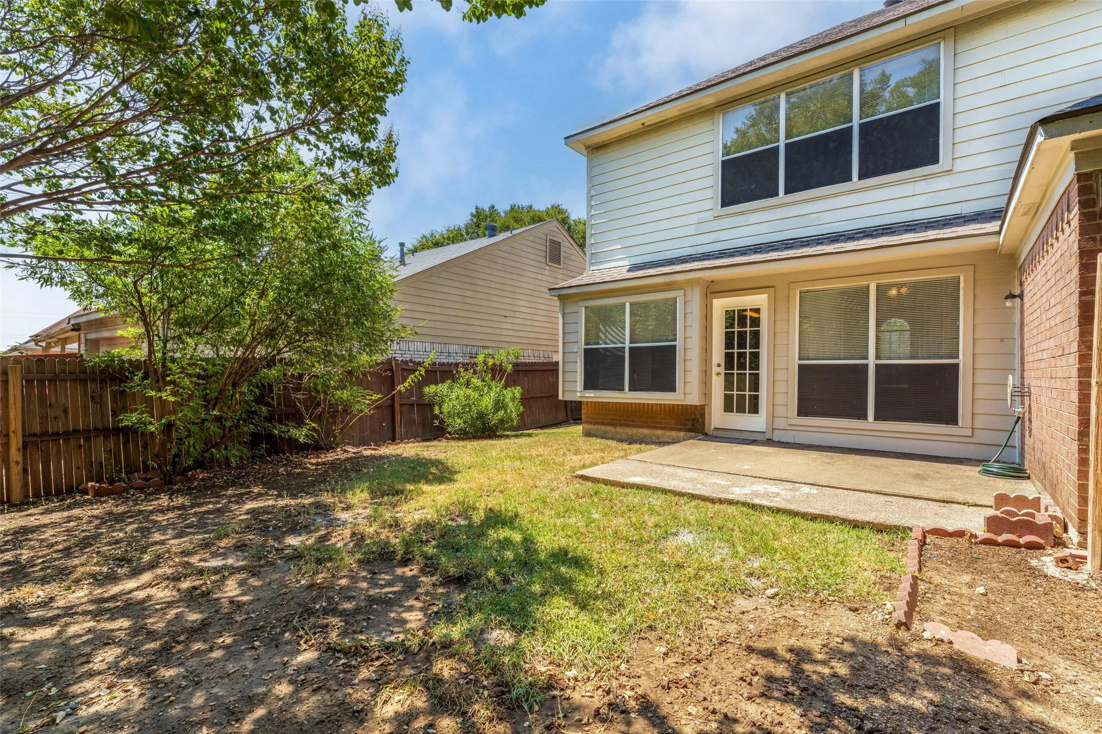 Single Family Residence For Sale in Dallas County , 4500 Fargo Drive, Grand Prairie, Texas 75052, 3 Bedroom, 3 Bathroom, 2 Garage spaces, 1,864 Sqft, built in 1991, mls#21379719, Real Estate Agent in Grand Prairie, Homes For Sale in Dallas county, Homes For Sale in Grand Prairie, Realtor in Grand Prairie Texas, Real Estate Brokerage Independent Realty Texas, Luminita Cordes Realtor