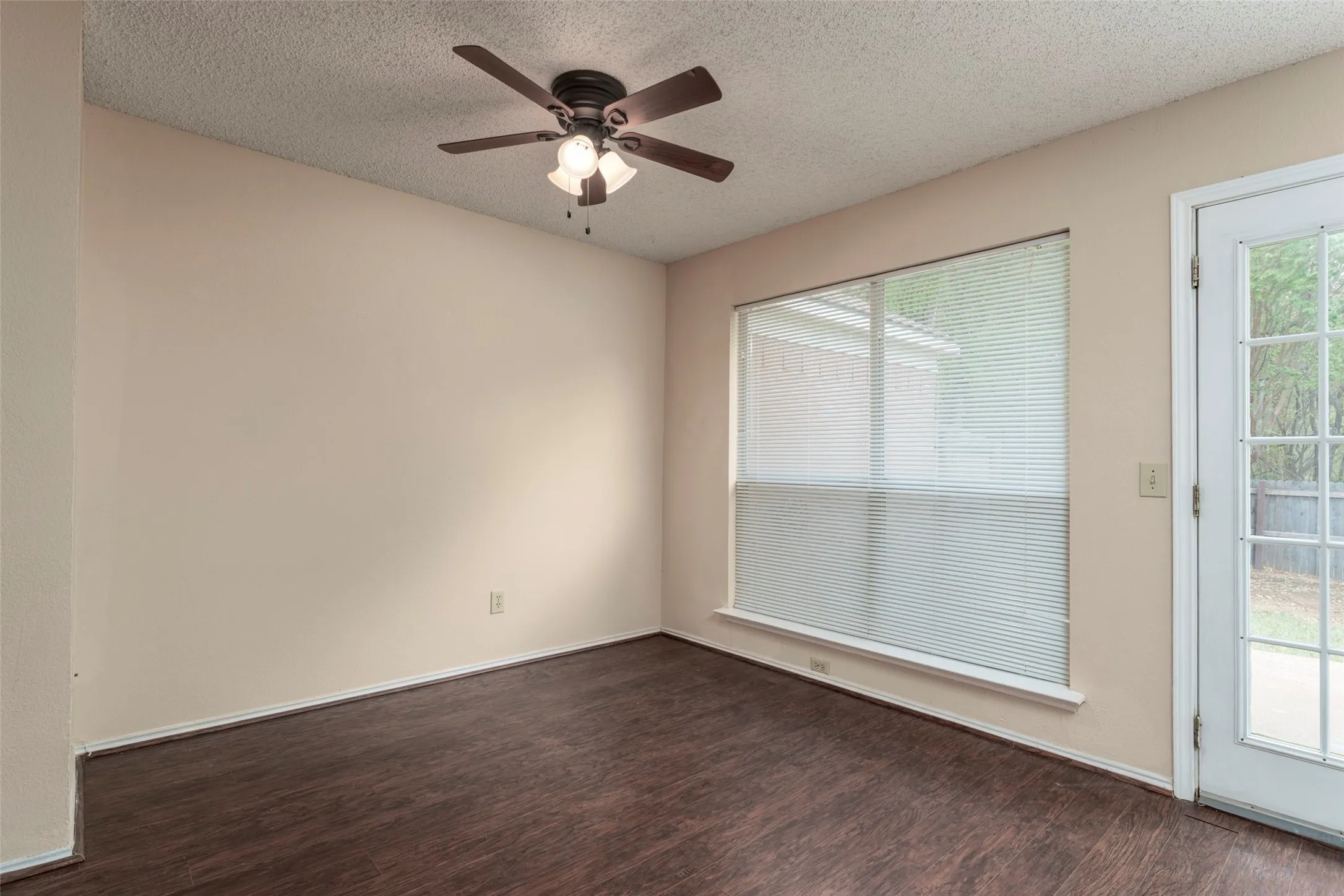 Single Family Residence For Sale in Dallas County , 4500 Fargo Drive, Grand Prairie, Texas 75052, 3 Bedroom, 3 Bathroom, 2 Garage spaces, 1,864 Sqft, built in 1991, mls#21379719, Real Estate Agent in Grand Prairie, Homes For Sale in Dallas county, Homes For Sale in Grand Prairie, Realtor in Grand Prairie Texas, Real Estate Brokerage Independent Realty Texas, Luminita Cordes Realtor