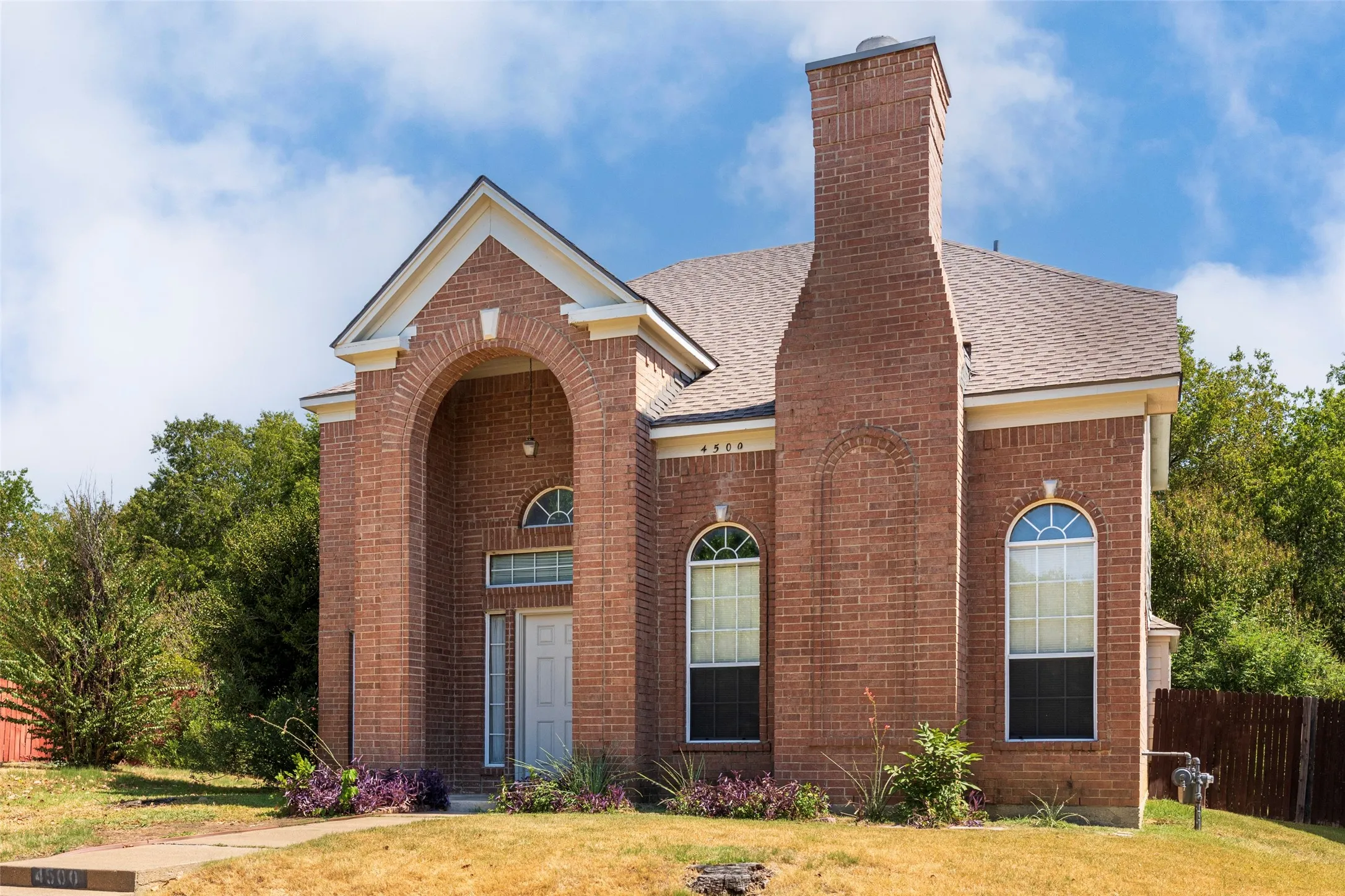 Single Family Residence For Sale in Dallas County , 4500 Fargo Drive, Grand Prairie, Texas 75052, 3 Bedroom, 3 Bathroom, 2 Garage spaces, 1,864 Sqft, built in 1991, mls#21379719, Real Estate Agent in Grand Prairie, Homes For Sale in Dallas county, Homes For Sale in Grand Prairie, Realtor in Grand Prairie Texas, Real Estate Brokerage Independent Realty Texas, Luminita Cordes Realtor