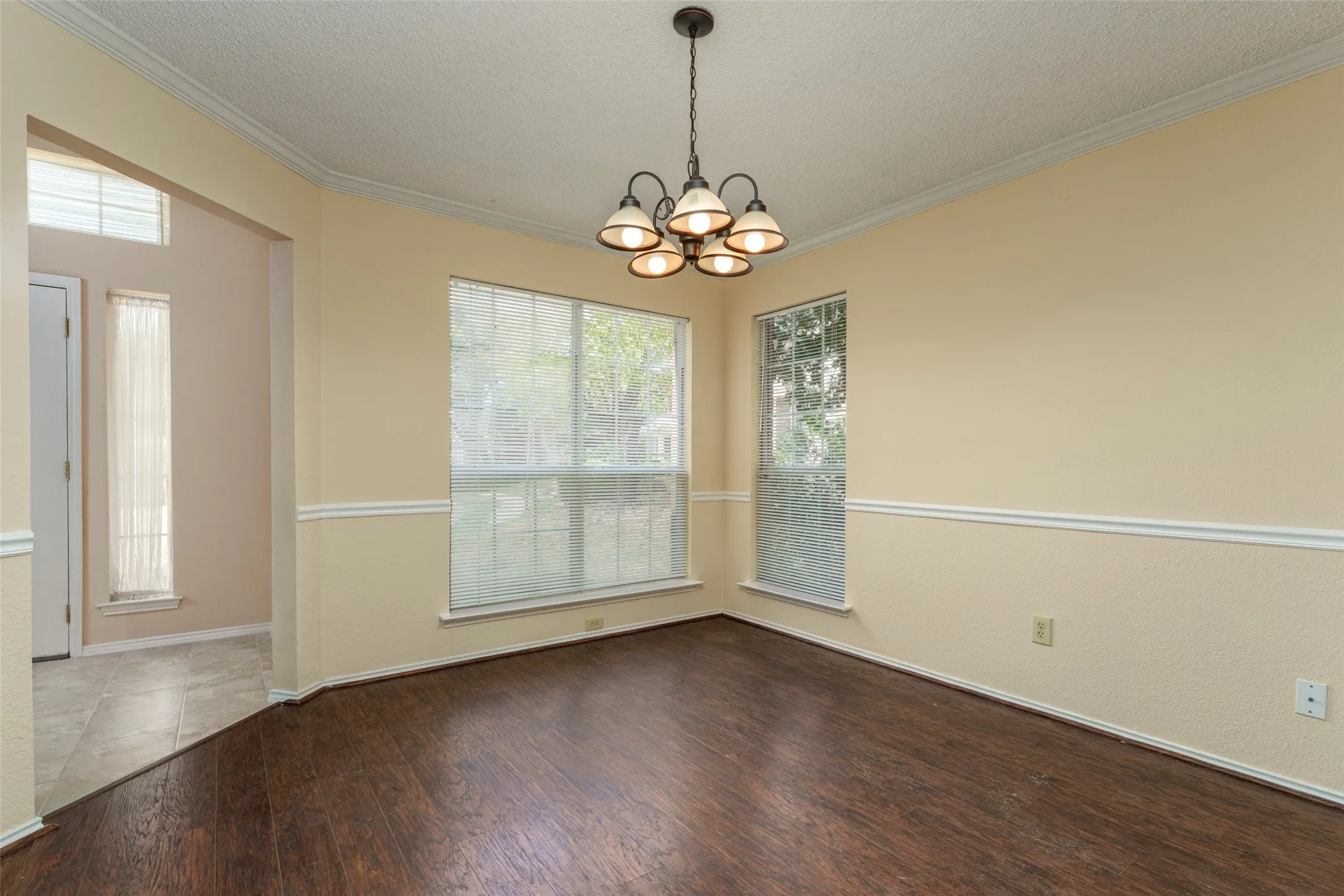 Single Family Residence For Sale in Dallas County , 4500 Fargo Drive, Grand Prairie, Texas 75052, 3 Bedroom, 3 Bathroom, 2 Garage spaces, 1,864 Sqft, built in 1991, mls#21379719, Real Estate Agent in Grand Prairie, Homes For Sale in Dallas county, Homes For Sale in Grand Prairie, Realtor in Grand Prairie Texas, Real Estate Brokerage Independent Realty Texas, Luminita Cordes Realtor
