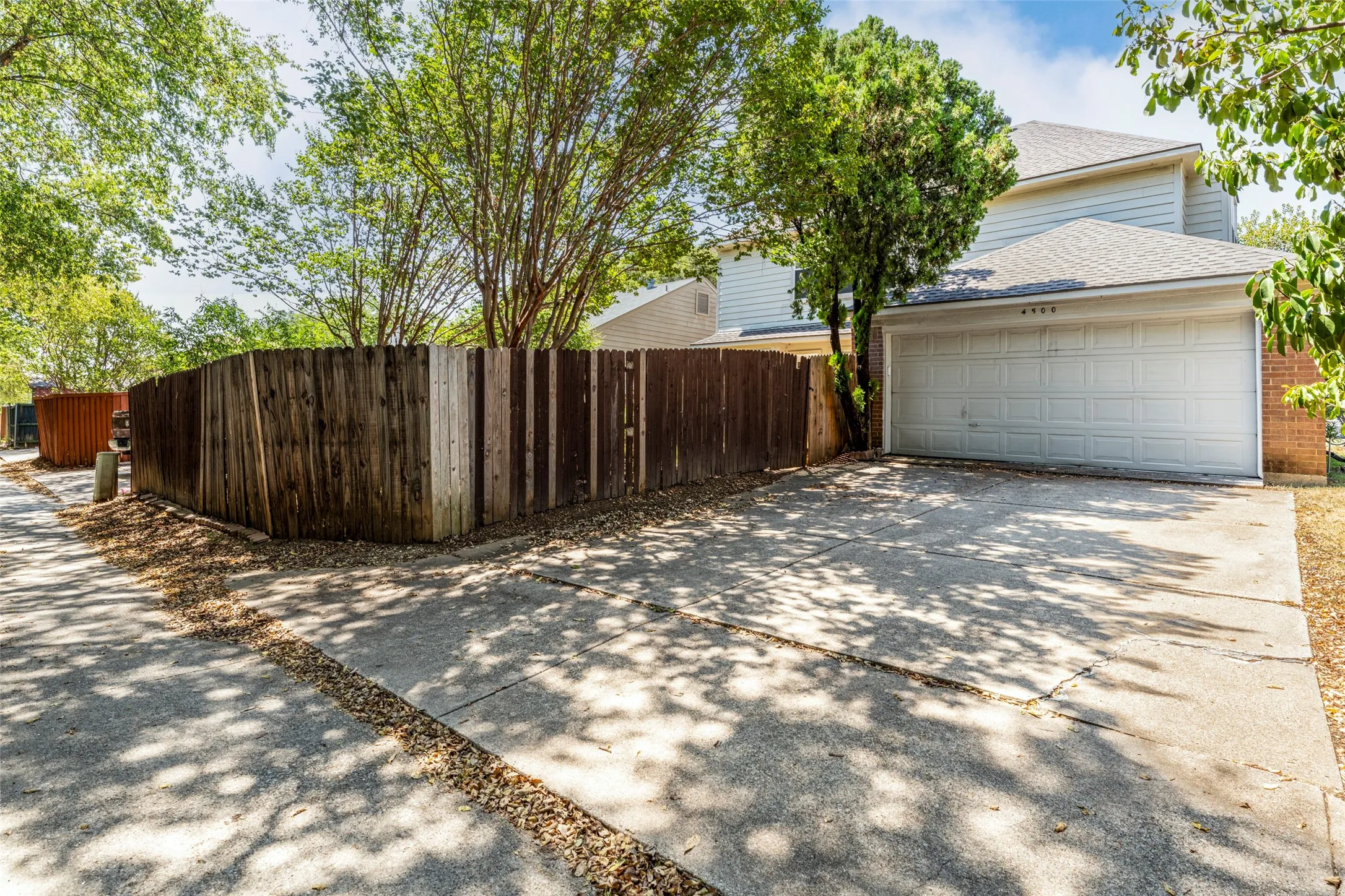 Single Family Residence For Sale in Dallas County , 4500 Fargo Drive, Grand Prairie, Texas 75052, 3 Bedroom, 3 Bathroom, 2 Garage spaces, 1,864 Sqft, built in 1991, mls#21379719, Real Estate Agent in Grand Prairie, Homes For Sale in Dallas county, Homes For Sale in Grand Prairie, Realtor in Grand Prairie Texas, Real Estate Brokerage Independent Realty Texas, Luminita Cordes Realtor