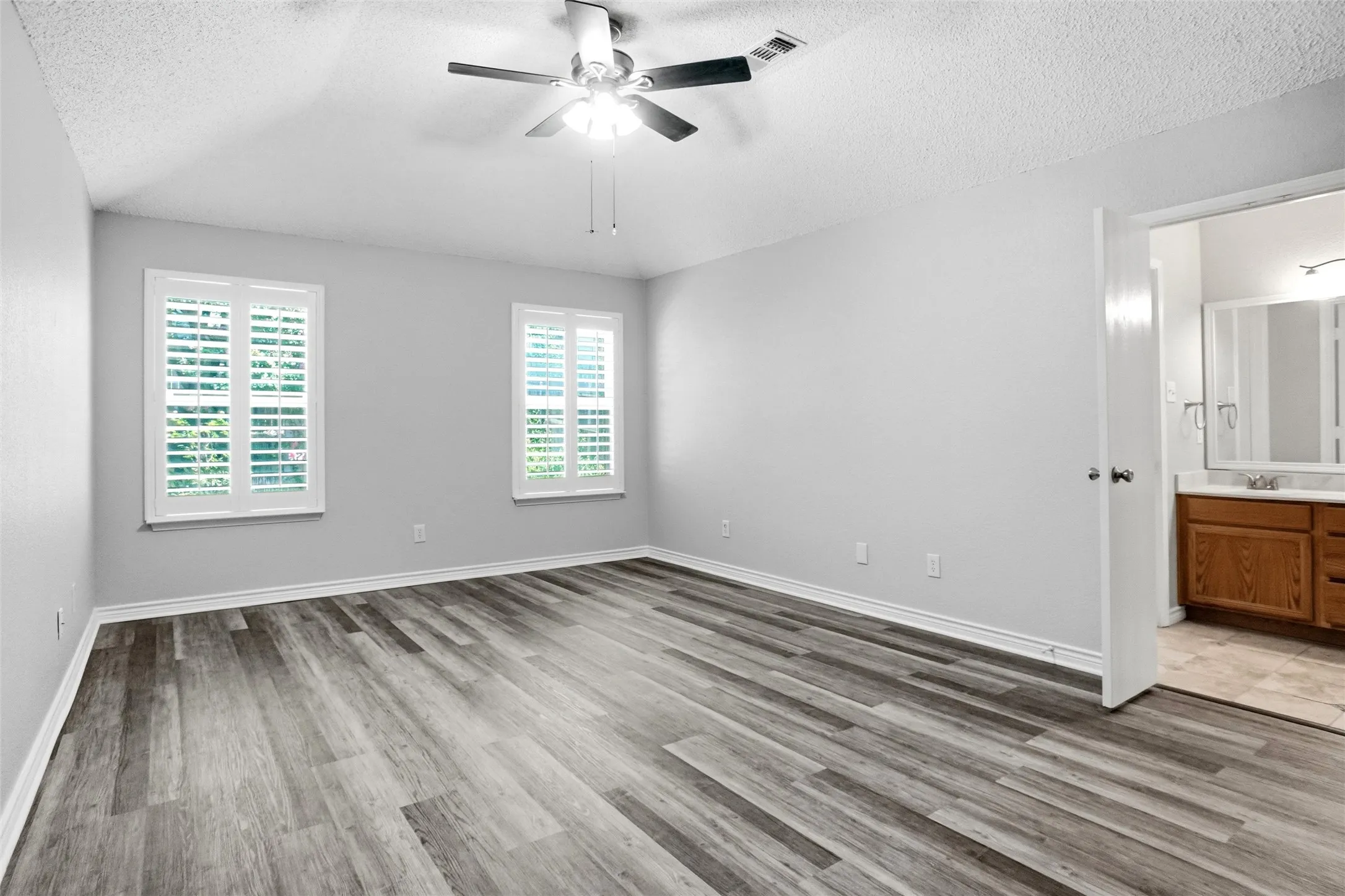 Vaulted ceiling with a ceiling fan