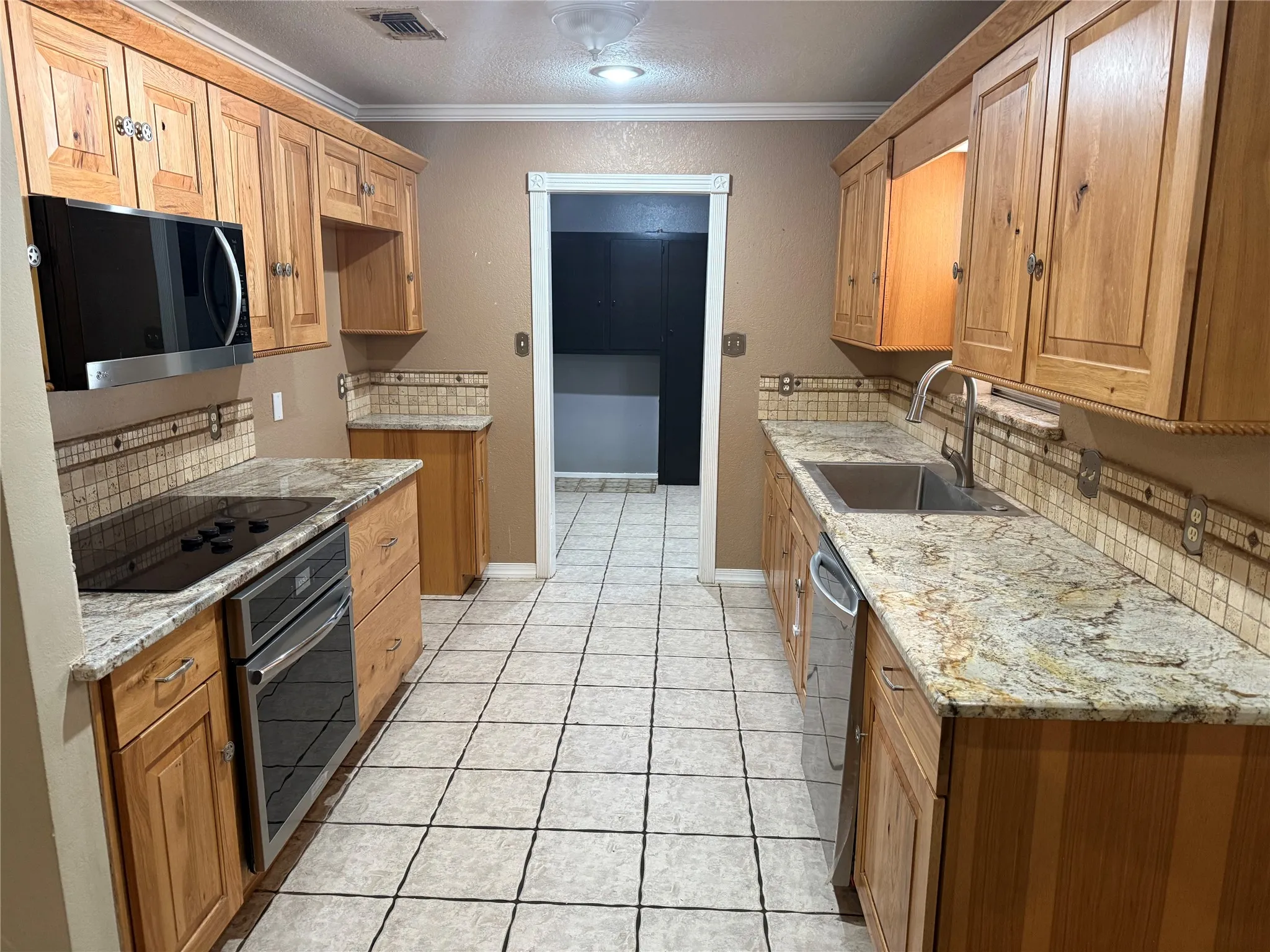 Single Family Residence For Sale in Palo Pinto County , 2817 NE 11th Street, Mineral Wells, Texas 76067, 3 Bedroom, 2 Bathroom, 2 Garage spaces, 2,056 Sqft, built in 1974, mls#21379754, Real Estate Agent in Mineral Wells, Homes For Sale in Palo Pinto county, Homes For Sale in Mineral Wells, Realtor in Mineral Wells Texas, Real Estate Brokerage Independent Realty Texas, Luminita Cordes Realtor