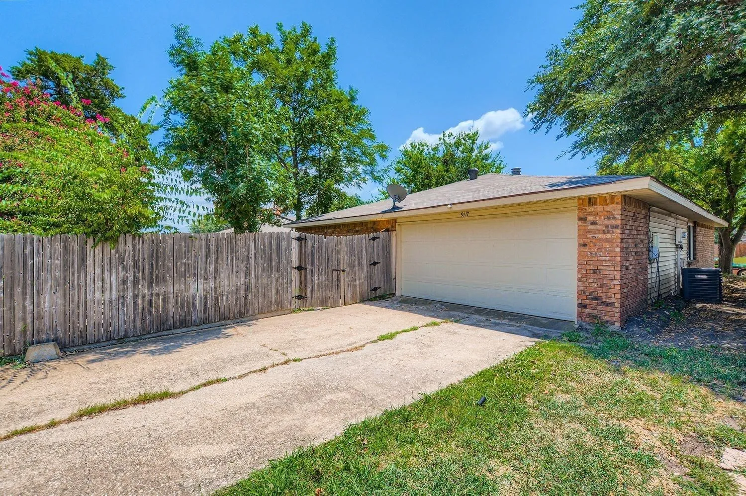 Single Family Residence For Sale in Rockwall County , 9117 Fairmont Circle, Rowlett, Texas 75088, 3 Bedroom, 2 Bathroom, 2 Garage spaces, 1,690 Sqft, built in 1983, mls#21377516, Real Estate Agent in Rowlett, Homes For Sale in Rockwall county, Homes For Sale in Rowlett, Realtor in Rowlett Texas, Real Estate Brokerage Independent Realty Texas, Luminita Cordes Realtor