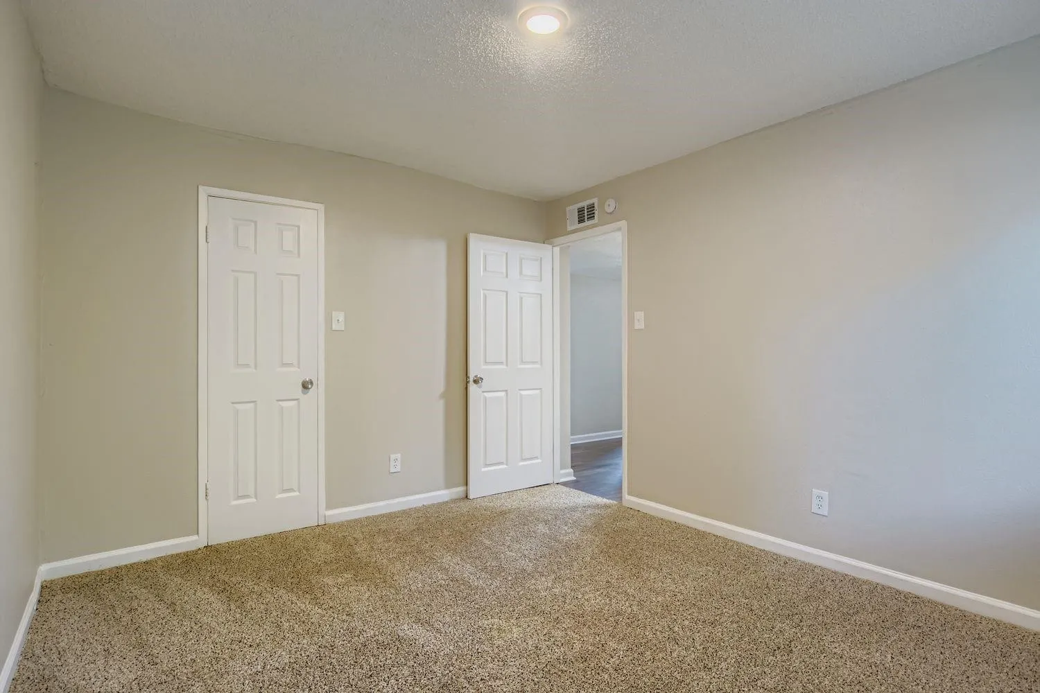 Single Family Residence For Sale in Rockwall County , 9117 Fairmont Circle, Rowlett, Texas 75088, 3 Bedroom, 2 Bathroom, 2 Garage spaces, 1,690 Sqft, built in 1983, mls#21377516, Real Estate Agent in Rowlett, Homes For Sale in Rockwall county, Homes For Sale in Rowlett, Realtor in Rowlett Texas, Real Estate Brokerage Independent Realty Texas, Luminita Cordes Realtor
