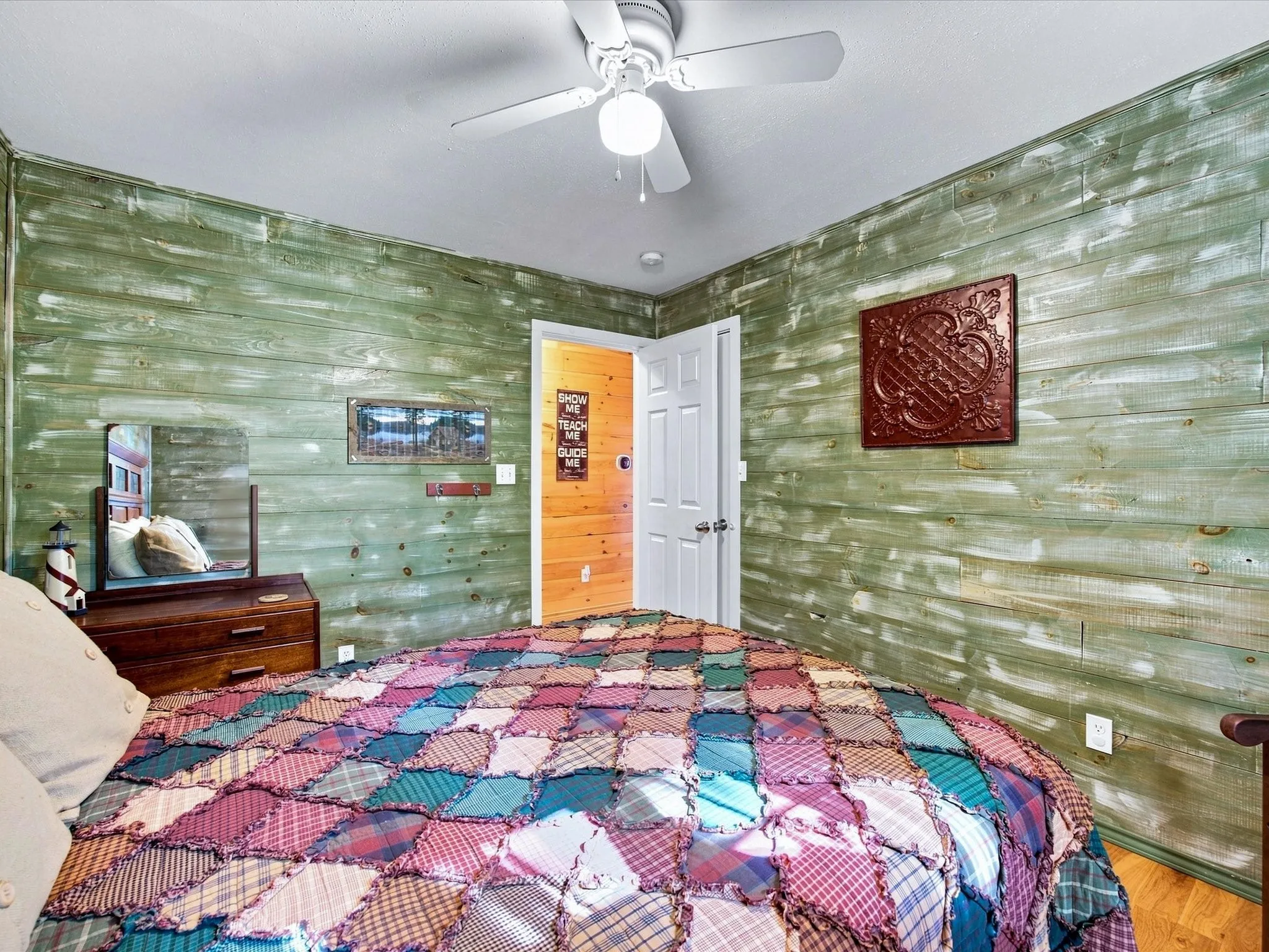 Single Family Residence For Sale in Grayson County , 196 Lakecrest Drive, Pottsboro, Texas 75076, 3 Bedroom, 2 Bathroom, 1 Garage spaces, 1,503 Sqft, built in 2004, mls#21362370, Real Estate Agent in Pottsboro, Homes For Sale in Grayson county, Homes For Sale in Pottsboro, Realtor in Pottsboro Texas, Real Estate Brokerage Independent Realty Texas, Luminita Cordes Realtor