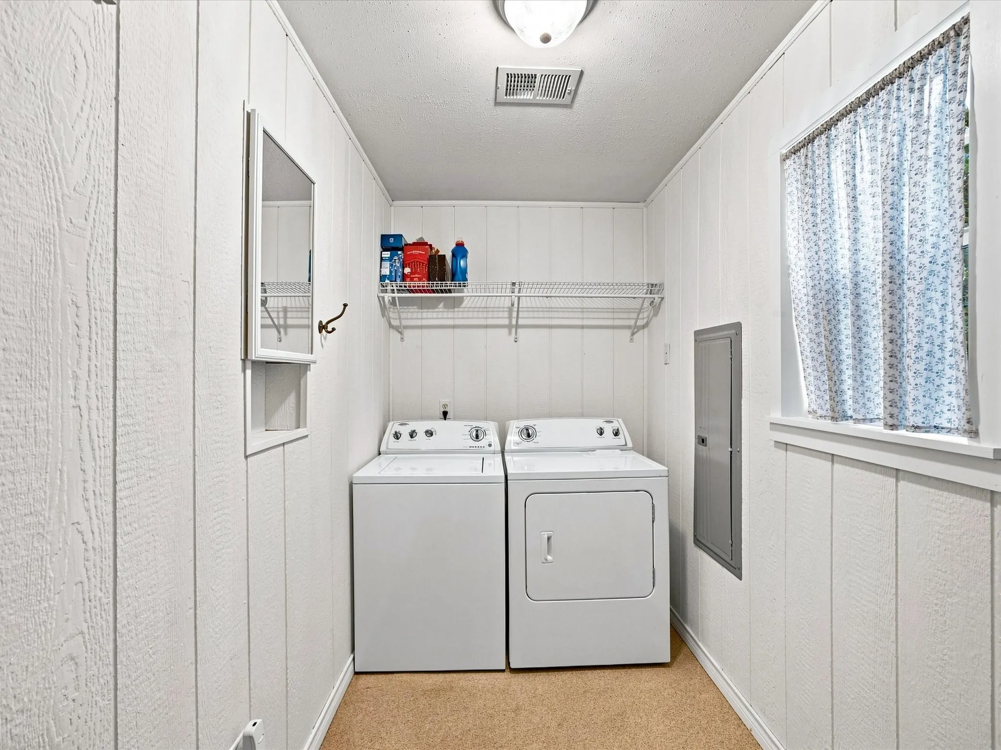 Single Family Residence For Sale in Grayson County , 196 Lakecrest Drive, Pottsboro, Texas 75076, 3 Bedroom, 2 Bathroom, 1 Garage spaces, 1,503 Sqft, built in 2004, mls#21362370, Real Estate Agent in Pottsboro, Homes For Sale in Grayson county, Homes For Sale in Pottsboro, Realtor in Pottsboro Texas, Real Estate Brokerage Independent Realty Texas, Luminita Cordes Realtor