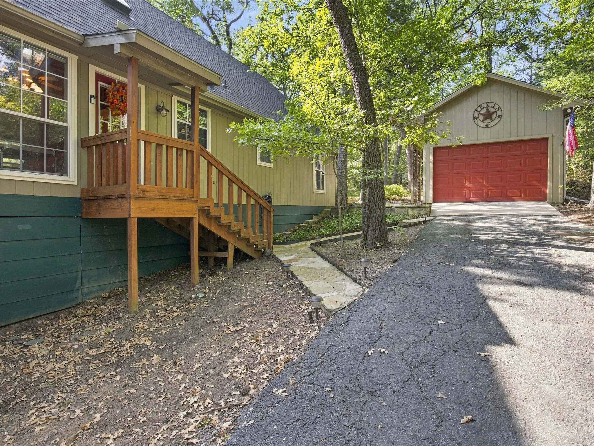 Single Family Residence For Sale in Grayson County , 196 Lakecrest Drive, Pottsboro, Texas 75076, 3 Bedroom, 2 Bathroom, 1 Garage spaces, 1,503 Sqft, built in 2004, mls#21362370, Real Estate Agent in Pottsboro, Homes For Sale in Grayson county, Homes For Sale in Pottsboro, Realtor in Pottsboro Texas, Real Estate Brokerage Independent Realty Texas, Luminita Cordes Realtor