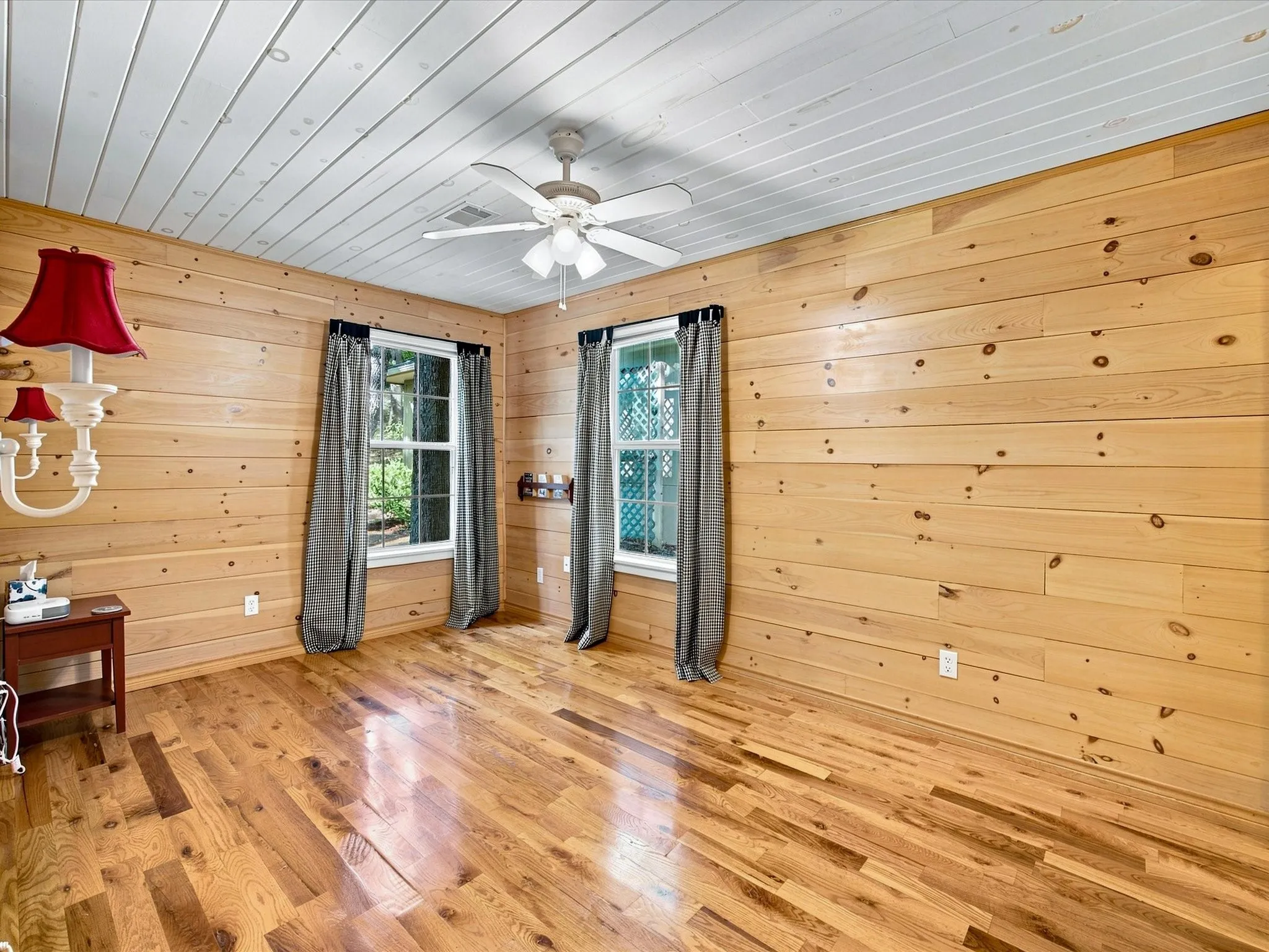 Single Family Residence For Sale in Grayson County , 196 Lakecrest Drive, Pottsboro, Texas 75076, 3 Bedroom, 2 Bathroom, 1 Garage spaces, 1,503 Sqft, built in 2004, mls#21362370, Real Estate Agent in Pottsboro, Homes For Sale in Grayson county, Homes For Sale in Pottsboro, Realtor in Pottsboro Texas, Real Estate Brokerage Independent Realty Texas, Luminita Cordes Realtor