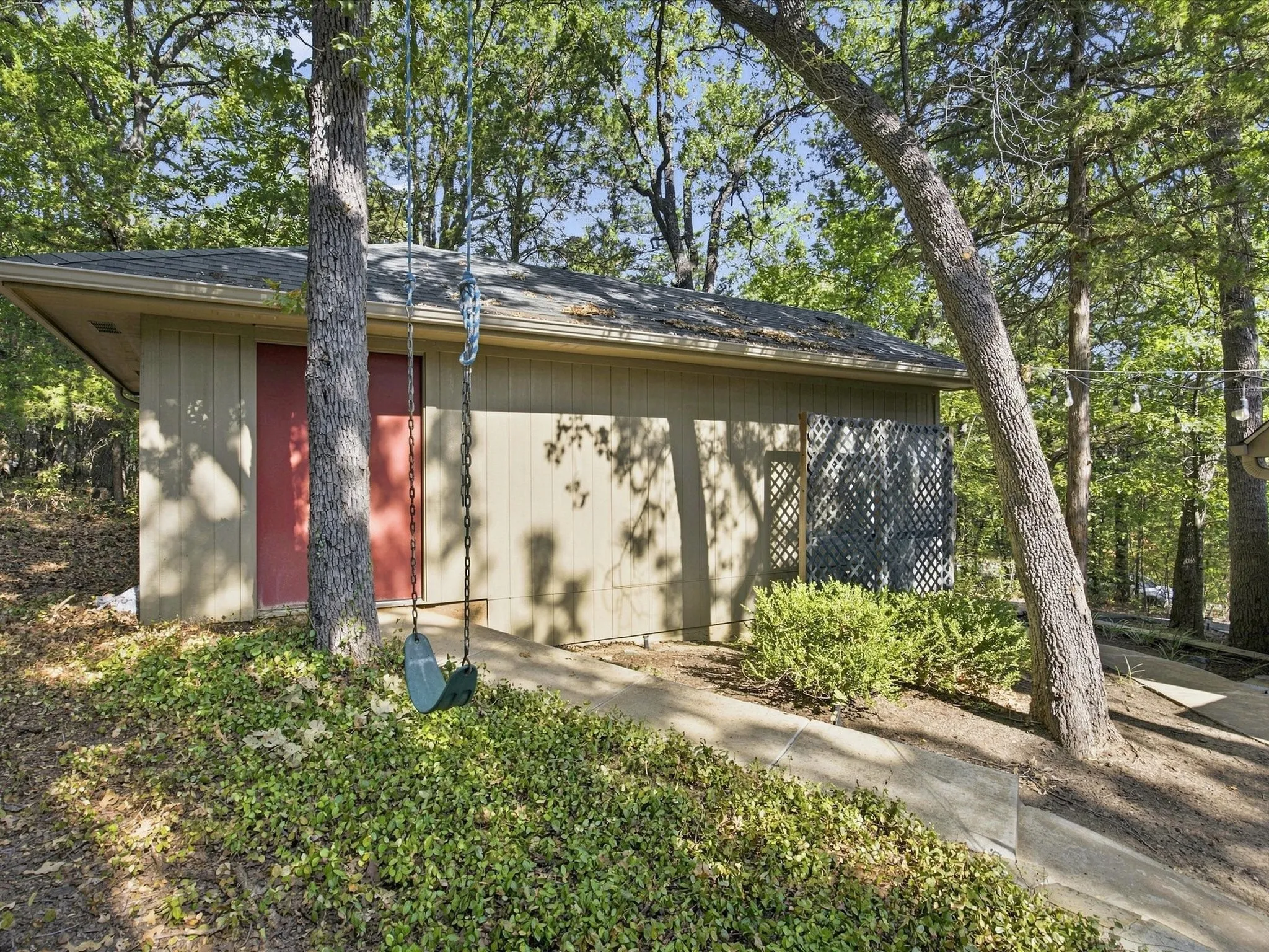 Single Family Residence For Sale in Grayson County , 196 Lakecrest Drive, Pottsboro, Texas 75076, 3 Bedroom, 2 Bathroom, 1 Garage spaces, 1,503 Sqft, built in 2004, mls#21362370, Real Estate Agent in Pottsboro, Homes For Sale in Grayson county, Homes For Sale in Pottsboro, Realtor in Pottsboro Texas, Real Estate Brokerage Independent Realty Texas, Luminita Cordes Realtor