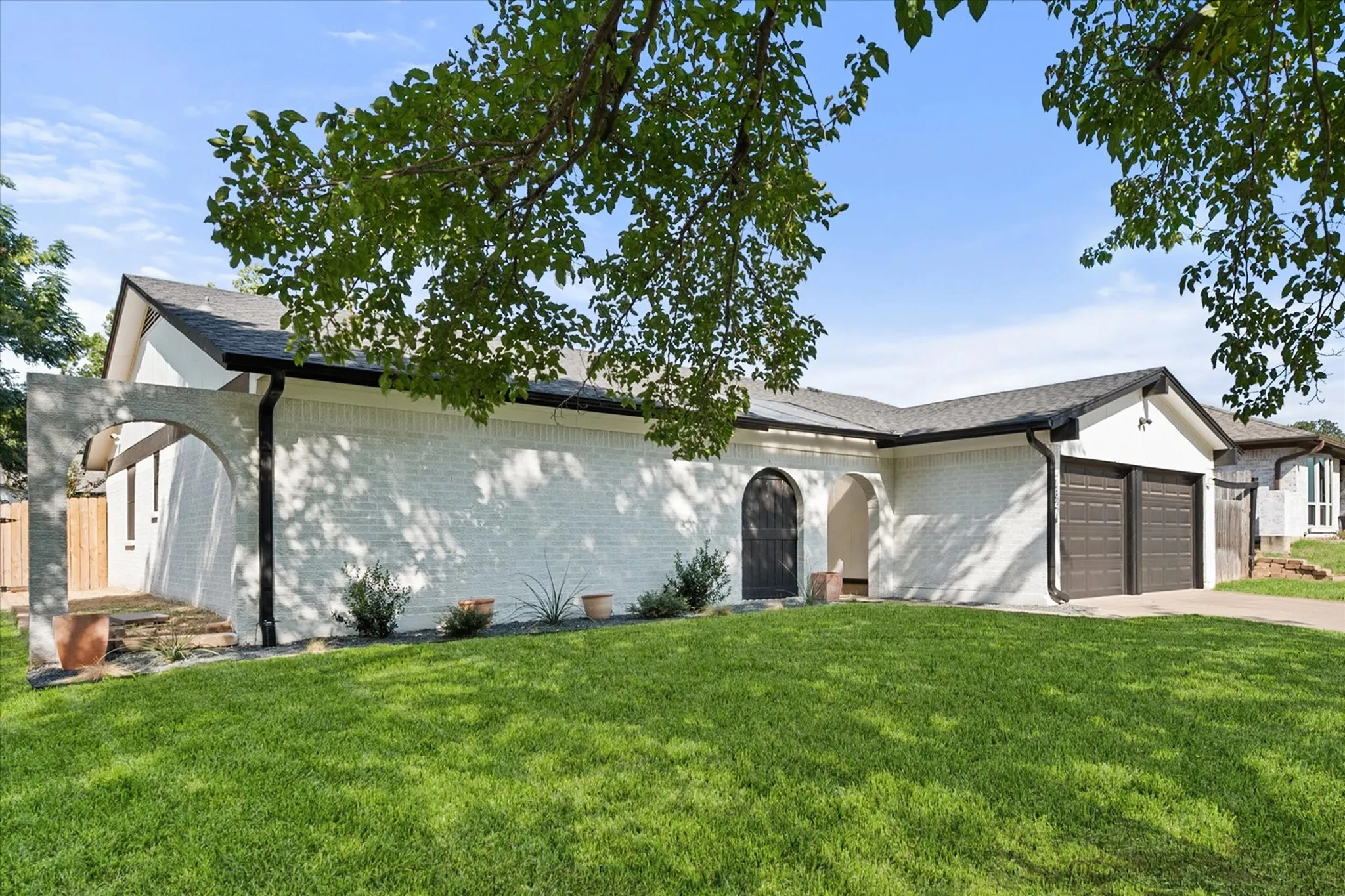 Single Family Residence For Sale in Tarrant County , 7621 Oak Ridge Drive, North Richland Hills, Texas 76182, 3 Bedroom, 2 Bathroom, 2 Garage spaces, 1,974 Sqft, built in 1976, mls#21379625, Real Estate Agent in North Richland Hills, Homes For Sale in Tarrant county, Homes For Sale in North Richland Hills, Realtor in North Richland Hills Texas, Real Estate Brokerage Independent Realty Texas, Luminita Cordes Realtor