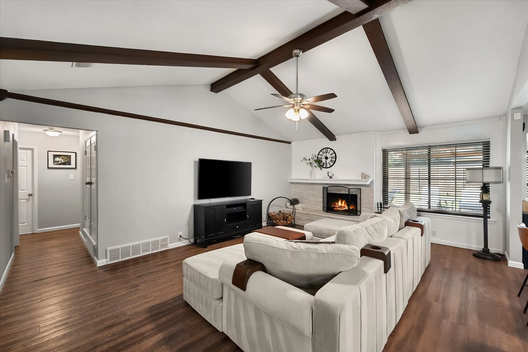 Single Family Residence For Sale in Tarrant County , 7621 Oak Ridge Drive, North Richland Hills, Texas 76182, 3 Bedroom, 2 Bathroom, 2 Garage spaces, 1,974 Sqft, built in 1976, mls#21379625, Real Estate Agent in North Richland Hills, Homes For Sale in Tarrant county, Homes For Sale in North Richland Hills, Realtor in North Richland Hills Texas, Real Estate Brokerage Independent Realty Texas, Luminita Cordes Realtor