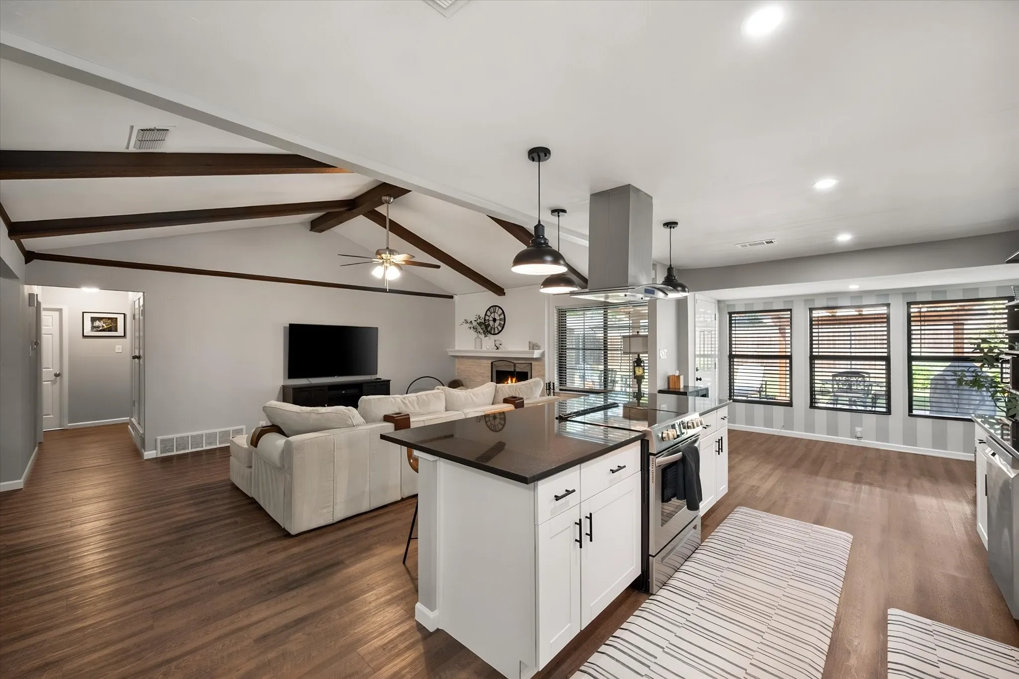 Single Family Residence For Sale in Tarrant County , 7621 Oak Ridge Drive, North Richland Hills, Texas 76182, 3 Bedroom, 2 Bathroom, 2 Garage spaces, 1,974 Sqft, built in 1976, mls#21379625, Real Estate Agent in North Richland Hills, Homes For Sale in Tarrant county, Homes For Sale in North Richland Hills, Realtor in North Richland Hills Texas, Real Estate Brokerage Independent Realty Texas, Luminita Cordes Realtor