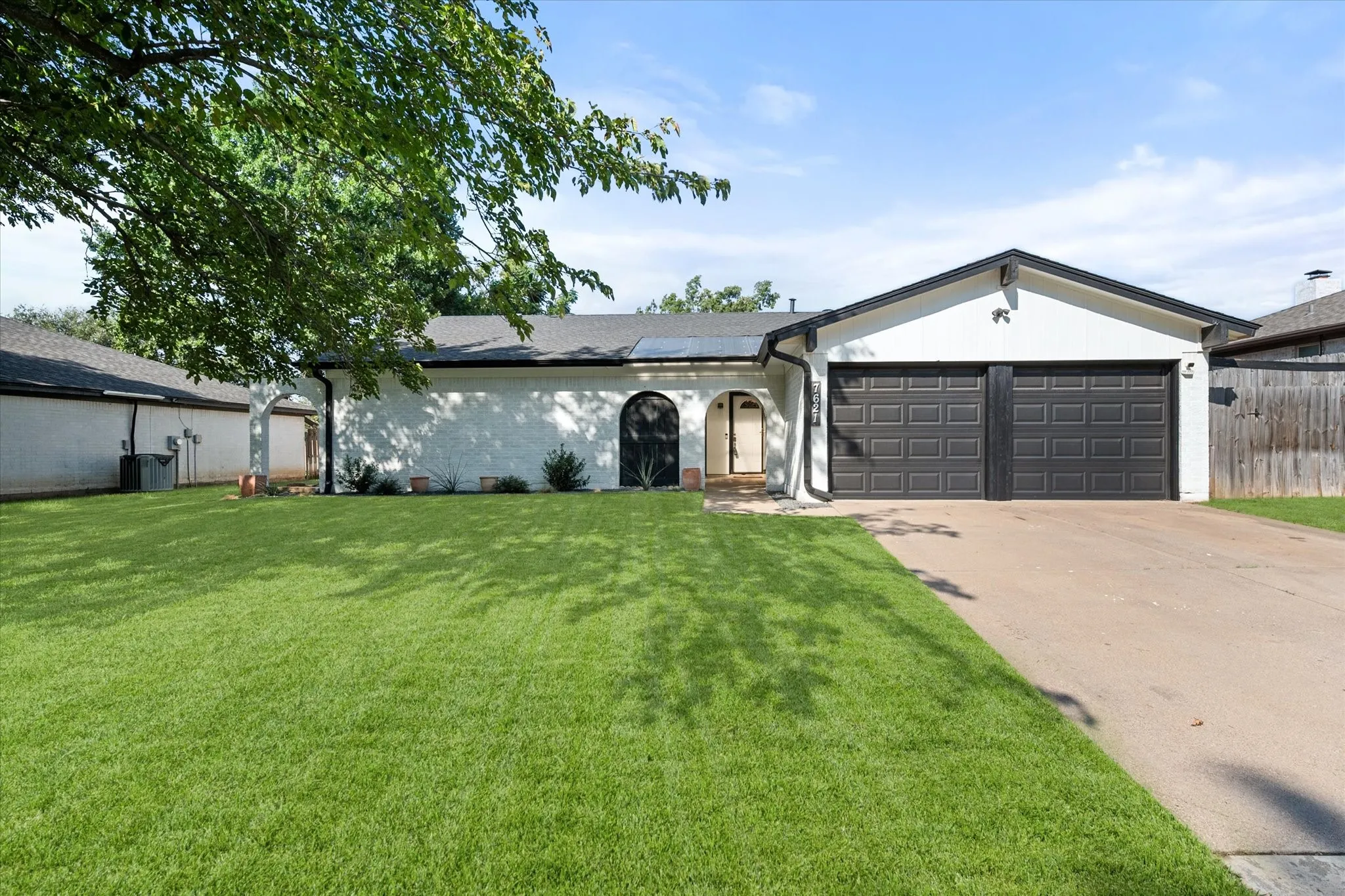 Single Family Residence For Sale in Tarrant County , 7621 Oak Ridge Drive, North Richland Hills, Texas 76182, 3 Bedroom, 2 Bathroom, 2 Garage spaces, 1,974 Sqft, built in 1976, mls#21379625, Real Estate Agent in North Richland Hills, Homes For Sale in Tarrant county, Homes For Sale in North Richland Hills, Realtor in North Richland Hills Texas, Real Estate Brokerage Independent Realty Texas, Luminita Cordes Realtor