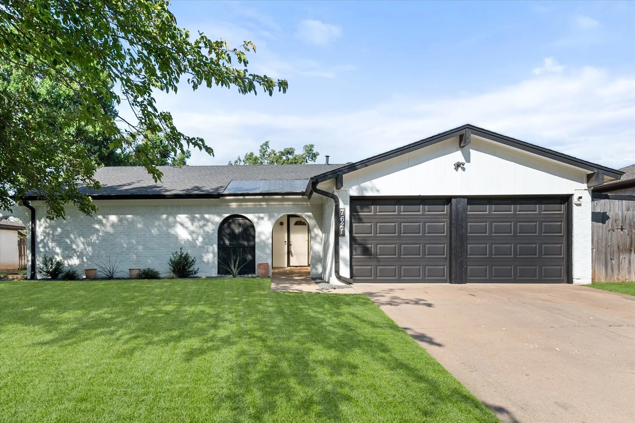 Single Family Residence For Sale in Tarrant County , 7621 Oak Ridge Drive, North Richland Hills, Texas 76182, 3 Bedroom, 2 Bathroom, 2 Garage spaces, 1,974 Sqft, built in 1976, mls#21379625, Real Estate Agent in North Richland Hills, Homes For Sale in Tarrant county, Homes For Sale in North Richland Hills, Realtor in North Richland Hills Texas, Real Estate Brokerage Independent Realty Texas, Luminita Cordes Realtor