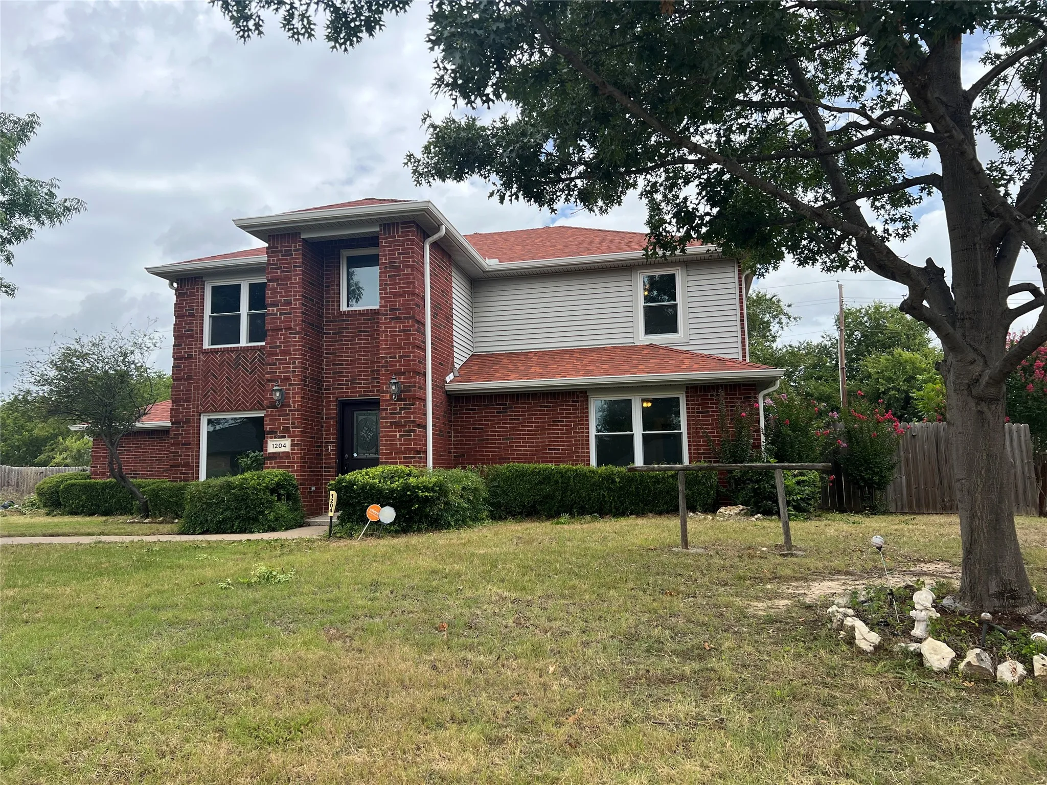 Single Family Residence For Rent in Denton County , 1204 Hillside Drive, Justin, Texas 76247, 4 Bedroom, 3 Bathroom, 2 Garage spaces, 2,552 Sqft, built in 1998, mls#21379780, Real Estate Agent in Justin, Homes For Rent in Denton county, Homes For Rent in Justin, Realtor in Justin Texas, Real Estate Brokerage Independent Realty Texas, Luminita Cordes Realtor