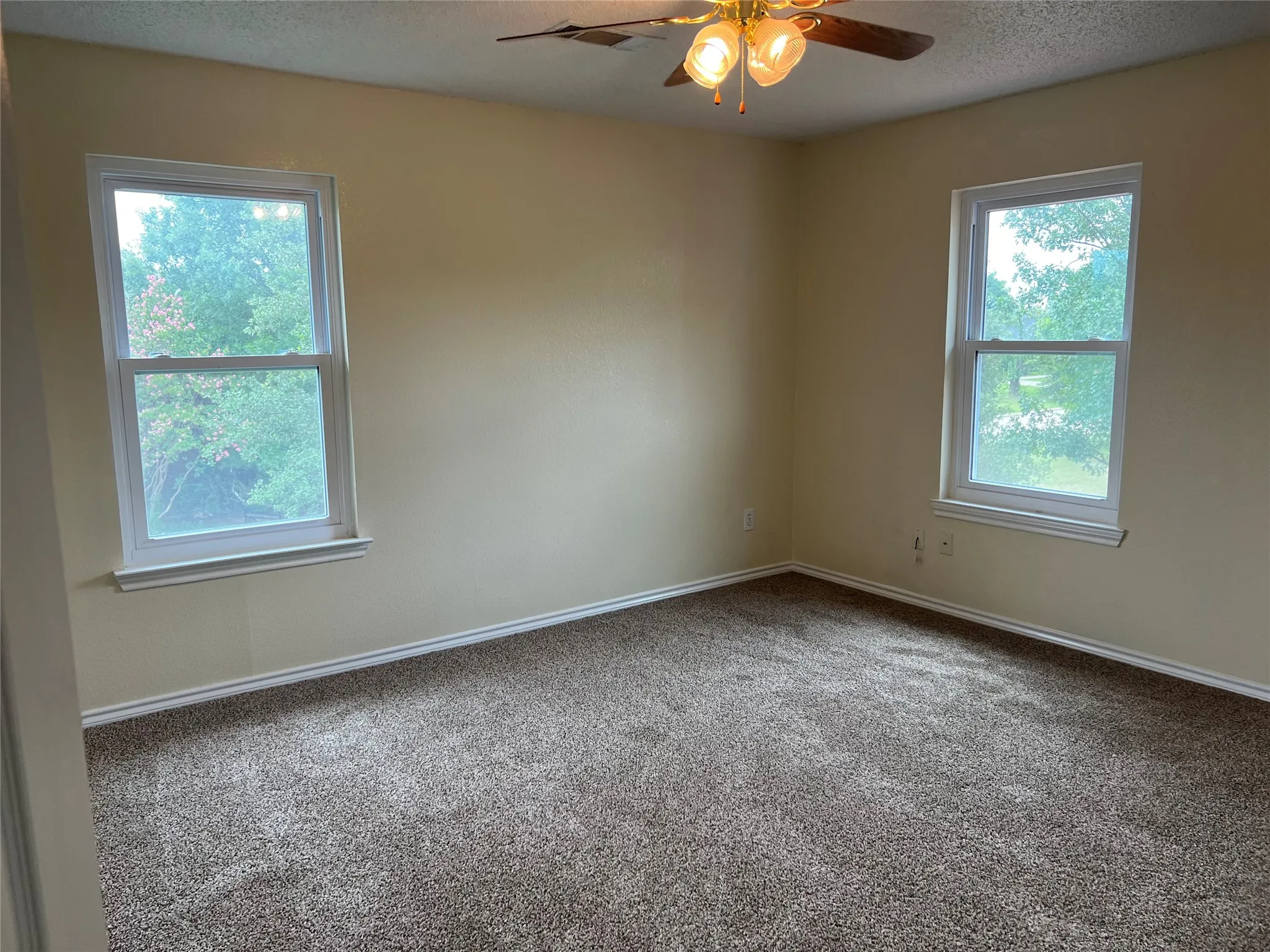 Single Family Residence For Rent in Denton County , 1204 Hillside Drive, Justin, Texas 76247, 4 Bedroom, 3 Bathroom, 2 Garage spaces, 2,552 Sqft, built in 1998, mls#21379780, Real Estate Agent in Justin, Homes For Rent in Denton county, Homes For Rent in Justin, Realtor in Justin Texas, Real Estate Brokerage Independent Realty Texas, Luminita Cordes Realtor