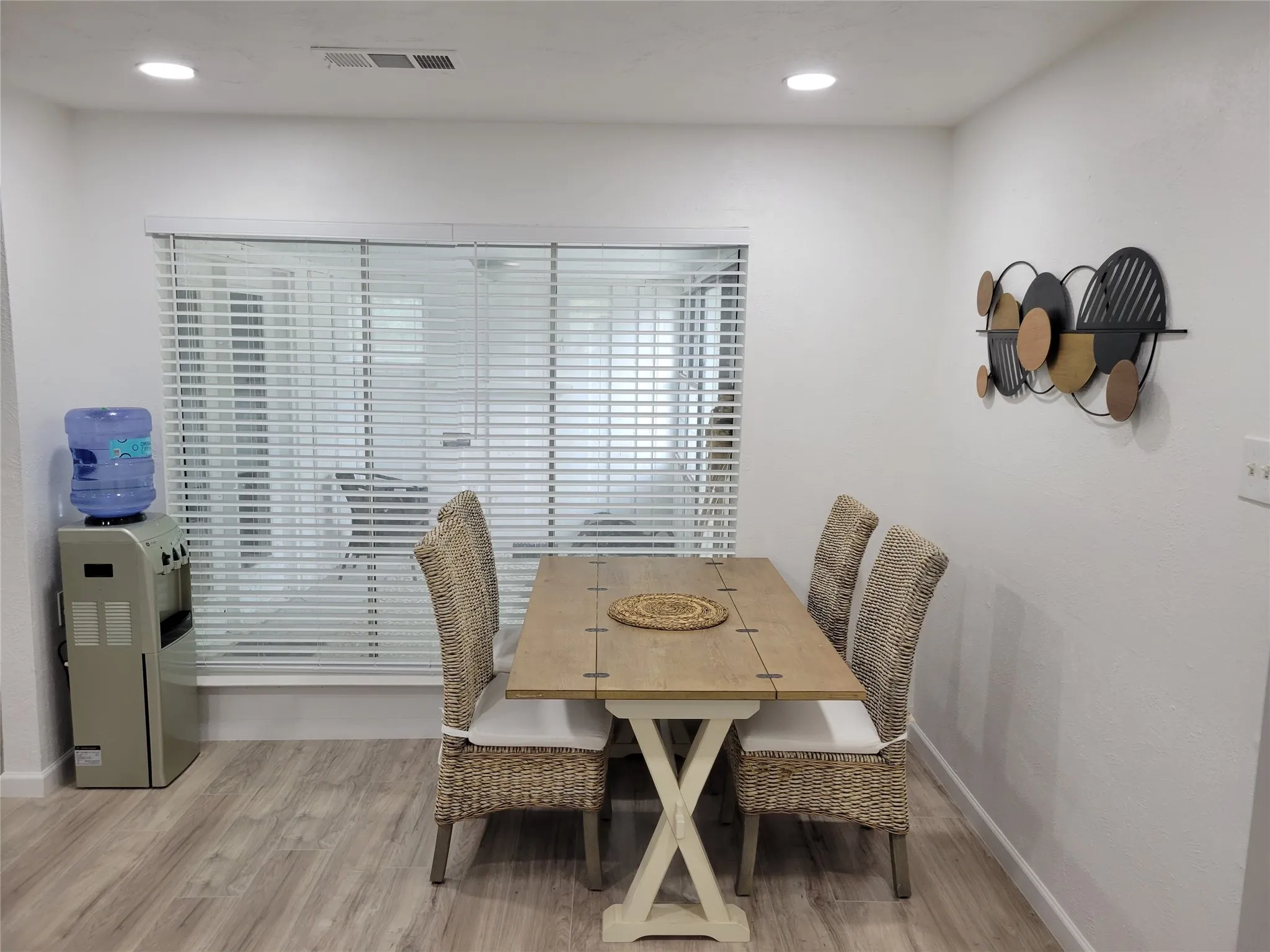 Single Family Residence For Rent in Dallas County , 600 Tanglewood Drive S, Irving, Texas 75061, 4 Bedroom, 2 Bathroom, 2 Garage spaces, 2,156 Sqft, built in 1965, mls#21379691, Real Estate Agent in Irving, Homes For Rent in Dallas county, Homes For Rent in Irving, Realtor in Irving Texas, Real Estate Brokerage Independent Realty Texas, Luminita Cordes Realtor