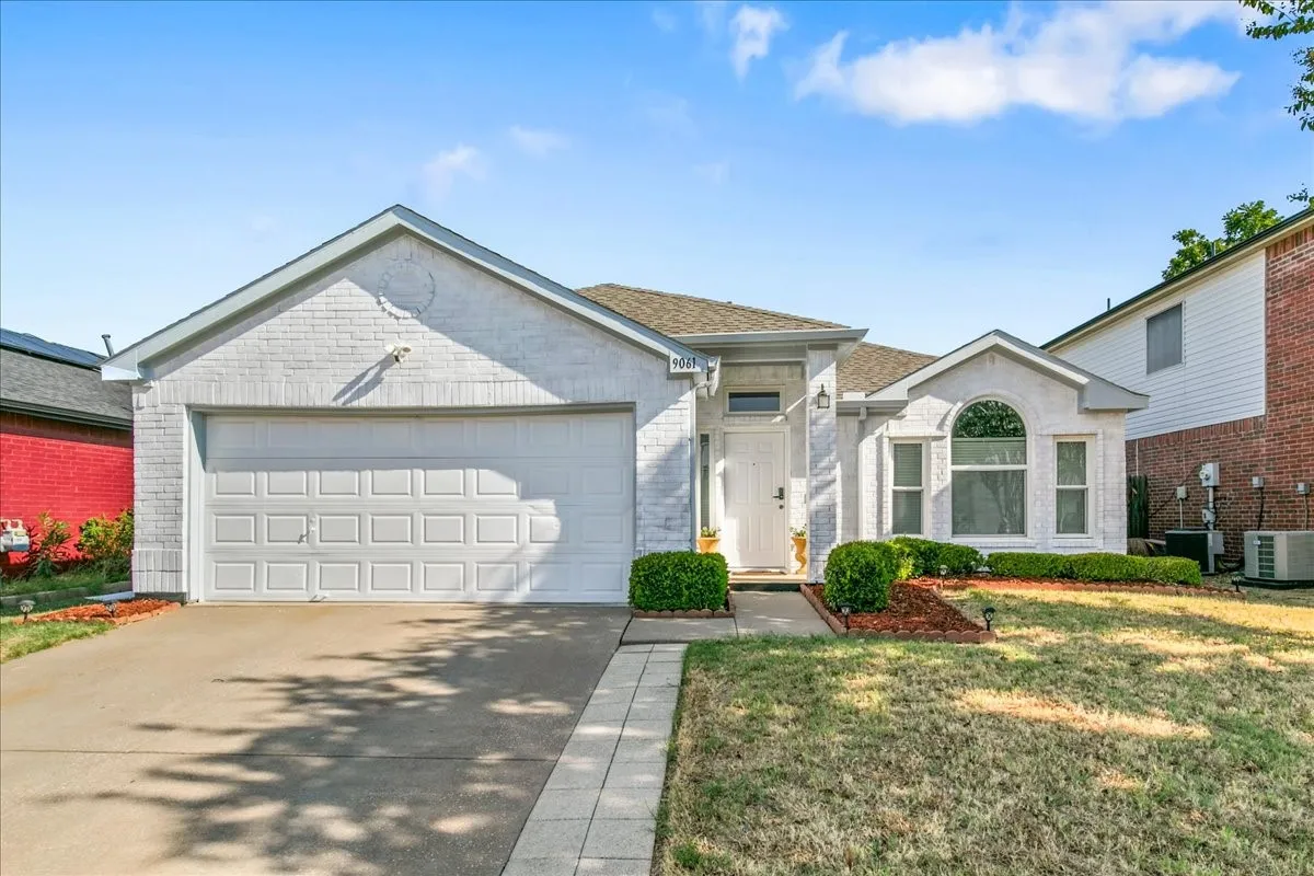 Single Family Residence For Rent in Tarrant County , 9061 Blue Ridge Trail, Fort Worth, Texas 76118, 3 Bedroom, 2 Bathroom, 2 Garage spaces, 1,780 Sqft, built in 1996, mls#21379789, Real Estate Agent in Fort Worth, Homes For Rent in Tarrant county, Homes For Rent in Fort Worth, Realtor in Fort Worth Texas, Real Estate Brokerage Independent Realty Texas, Luminita Cordes Realtor
