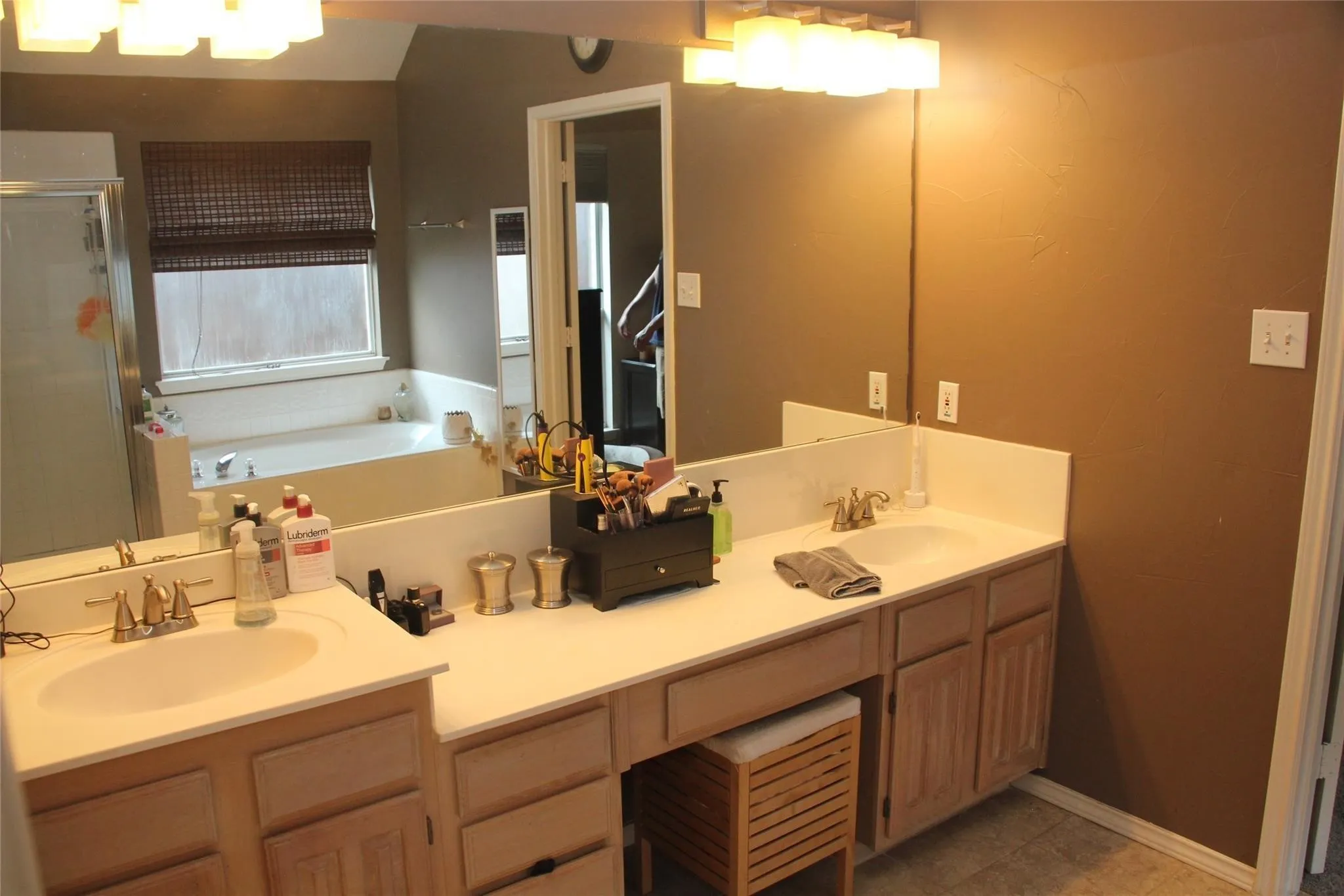 Single Family Residence For Rent in Denton County , 1005 Calgary Court, Lewisville, Texas 75077, 3 Bedroom, 2 Bathroom, 2 Garage spaces, 1,667 Sqft, built in 1995, mls#21379802, Real Estate Agent in Lewisville, Homes For Rent in Denton county, Homes For Rent in Lewisville, Realtor in Lewisville Texas, Real Estate Brokerage Independent Realty Texas, Luminita Cordes Realtor
