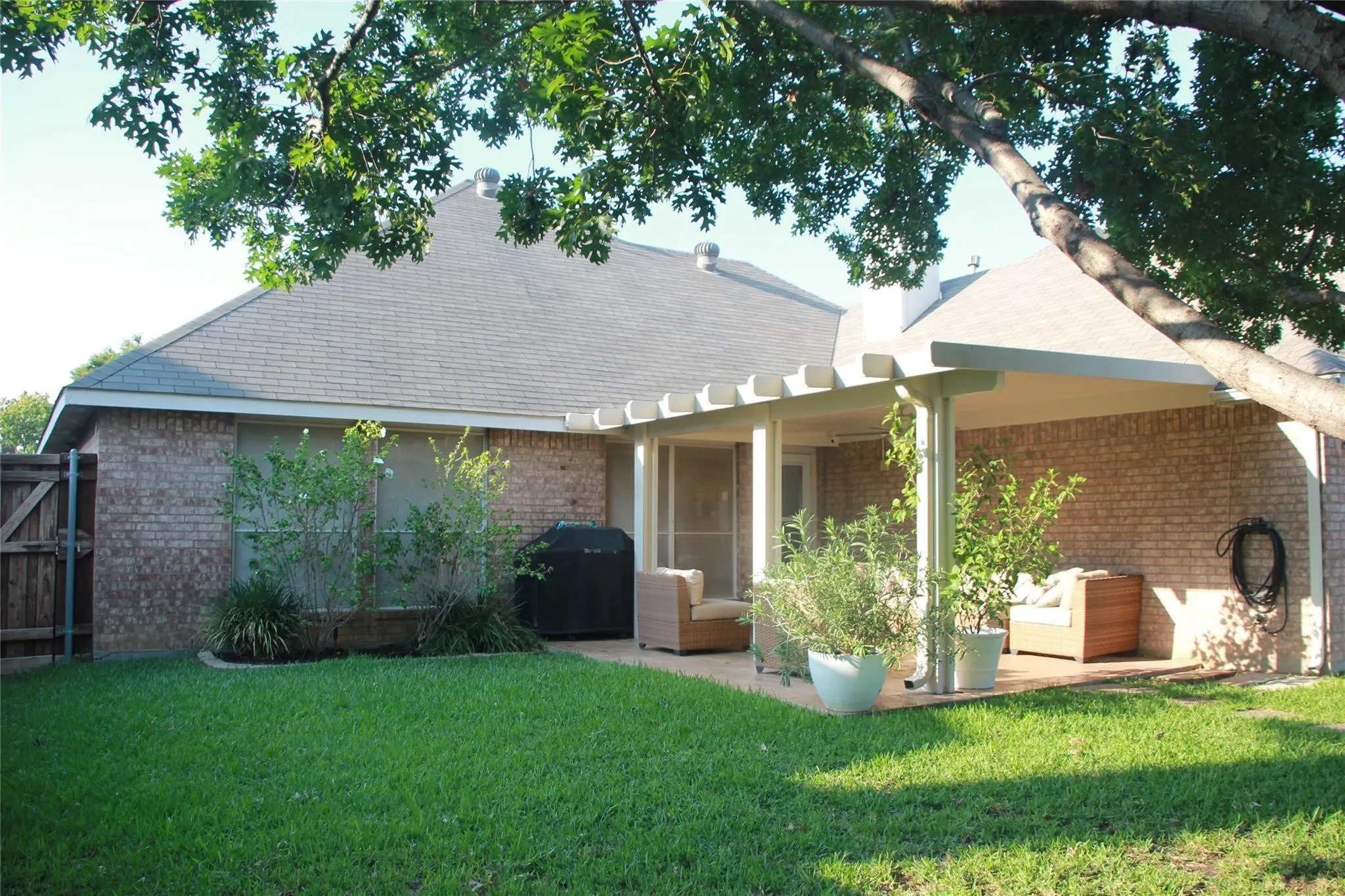 Single Family Residence For Rent in Denton County , 1005 Calgary Court, Lewisville, Texas 75077, 3 Bedroom, 2 Bathroom, 2 Garage spaces, 1,667 Sqft, built in 1995, mls#21379802, Real Estate Agent in Lewisville, Homes For Rent in Denton county, Homes For Rent in Lewisville, Realtor in Lewisville Texas, Real Estate Brokerage Independent Realty Texas, Luminita Cordes Realtor