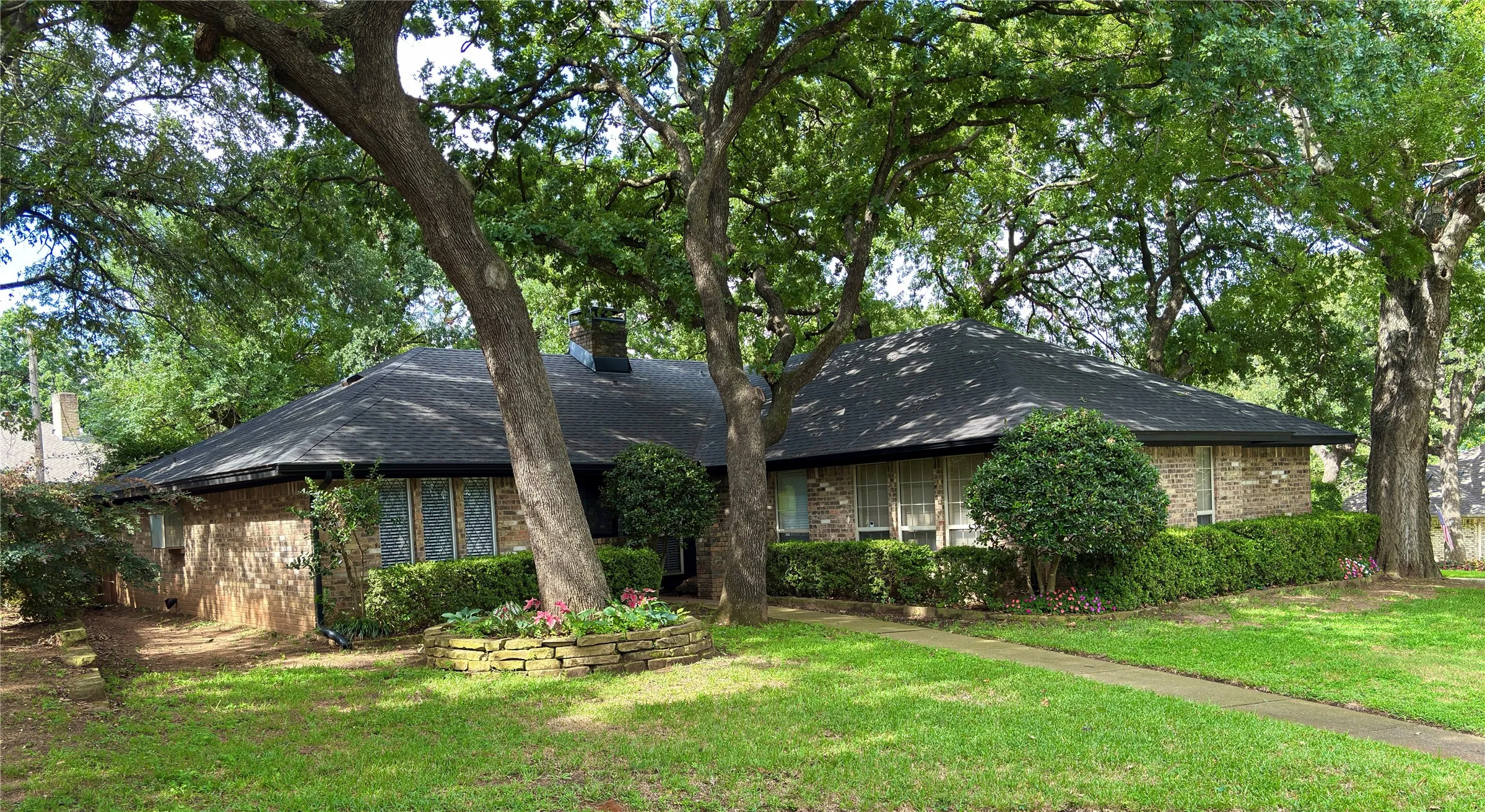 Single Family Residence For Sale in Tarrant County , 500 Sunlight Court, Arlington, Texas 76006, 4 Bedroom, 3 Bathroom, 2 Garage spaces, 2,286 Sqft, built in 1978, mls#21379799, Real Estate Agent in Arlington, Homes For Sale in Tarrant county, Homes For Sale in Arlington, Realtor in Arlington Texas, Real Estate Brokerage Independent Realty Texas, Luminita Cordes Realtor
