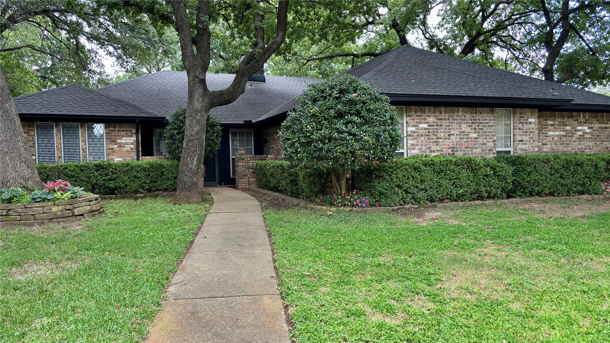 Single Family Residence For Sale in Tarrant County , 500 Sunlight Court, Arlington, Texas 76006, 4 Bedroom, 3 Bathroom, 2 Garage spaces, 2,286 Sqft, built in 1978, mls#21379799, Real Estate Agent in Arlington, Homes For Sale in Tarrant county, Homes For Sale in Arlington, Realtor in Arlington Texas, Real Estate Brokerage Independent Realty Texas, Luminita Cordes Realtor