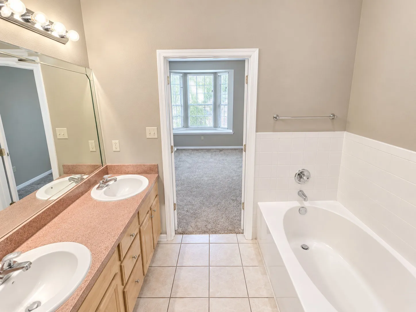 Duplex For Sale in Tarrant County , 815 Valleybrooke Drive, Arlington, Texas 76001, 6 Bedroom, 6 Bathroom, 4 Garage spaces, 0 Sqft, built in 2002, mls#21379776, Real Estate Agent in Arlington, Homes For Sale in Tarrant county, Homes For Sale in Arlington, Realtor in Arlington Texas, Real Estate Brokerage Independent Realty Texas, Luminita Cordes Realtor