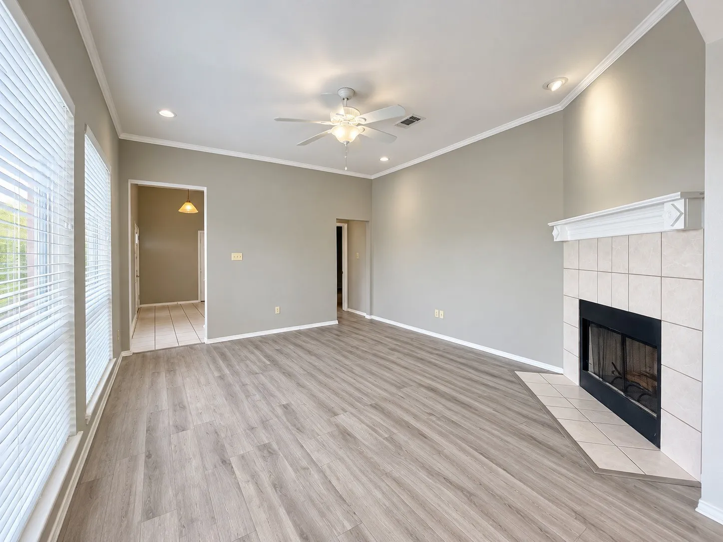 Duplex For Sale in Tarrant County , 815 Valleybrooke Drive, Arlington, Texas 76001, 6 Bedroom, 6 Bathroom, 4 Garage spaces, 0 Sqft, built in 2002, mls#21379776, Real Estate Agent in Arlington, Homes For Sale in Tarrant county, Homes For Sale in Arlington, Realtor in Arlington Texas, Real Estate Brokerage Independent Realty Texas, Luminita Cordes Realtor