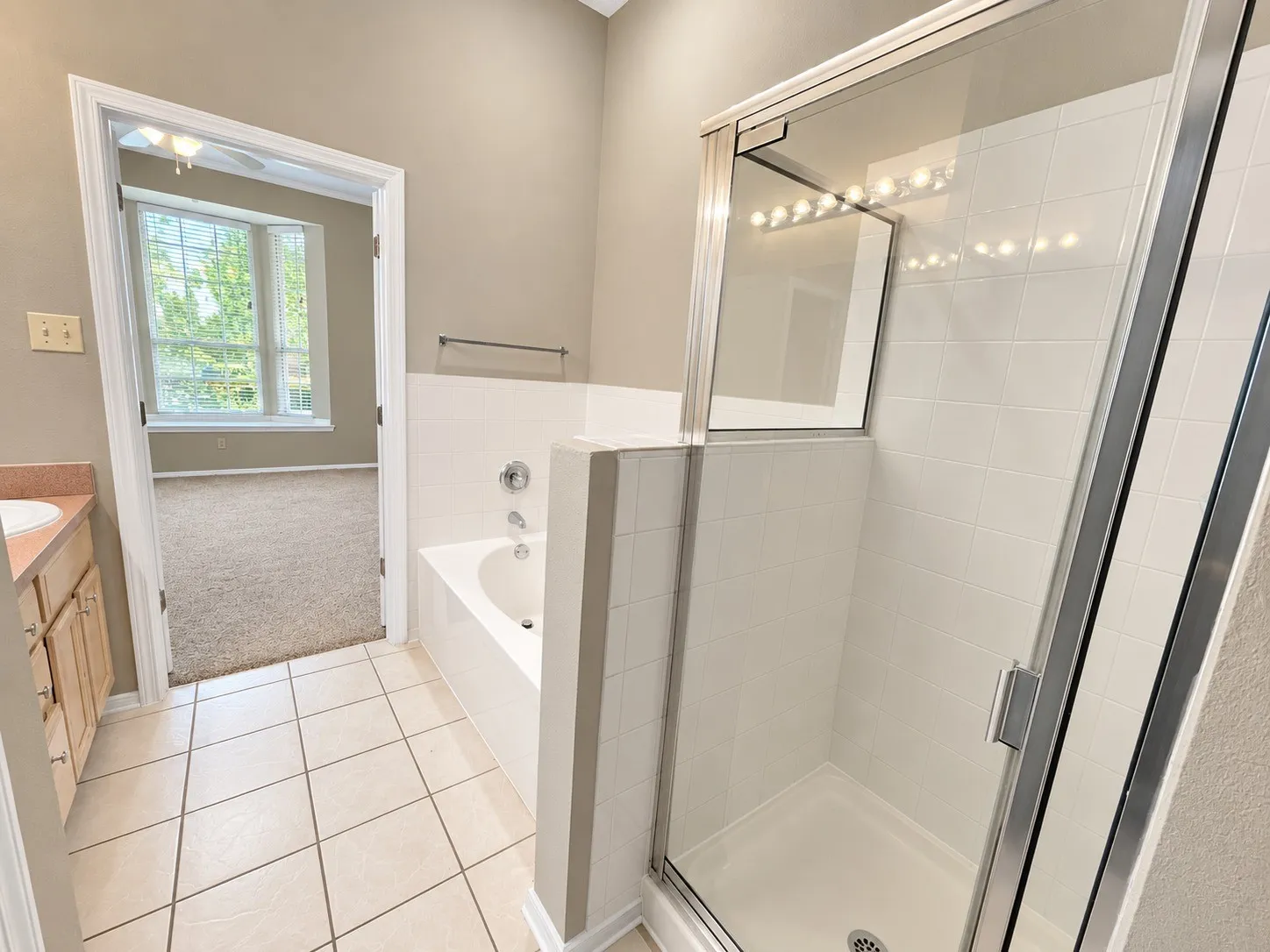 Duplex For Sale in Tarrant County , 815 Valleybrooke Drive, Arlington, Texas 76001, 6 Bedroom, 6 Bathroom, 4 Garage spaces, 0 Sqft, built in 2002, mls#21379776, Real Estate Agent in Arlington, Homes For Sale in Tarrant county, Homes For Sale in Arlington, Realtor in Arlington Texas, Real Estate Brokerage Independent Realty Texas, Luminita Cordes Realtor
