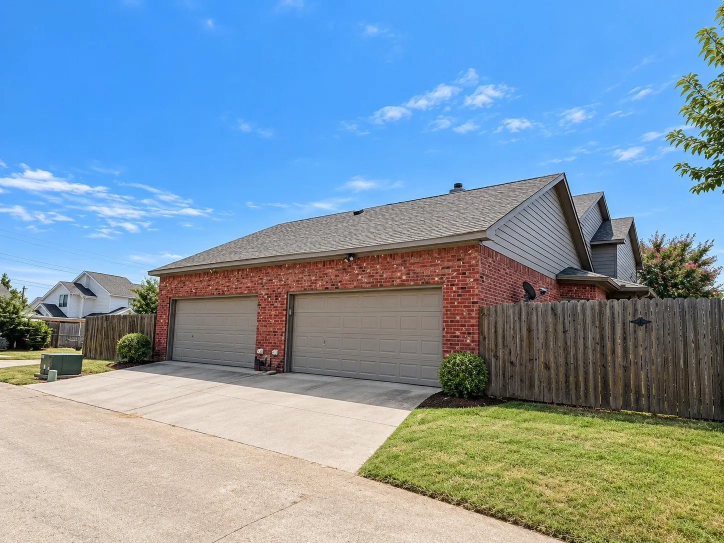 Duplex For Sale in Tarrant County , 815 Valleybrooke Drive, Arlington, Texas 76001, 6 Bedroom, 6 Bathroom, 4 Garage spaces, 0 Sqft, built in 2002, mls#21379776, Real Estate Agent in Arlington, Homes For Sale in Tarrant county, Homes For Sale in Arlington, Realtor in Arlington Texas, Real Estate Brokerage Independent Realty Texas, Luminita Cordes Realtor