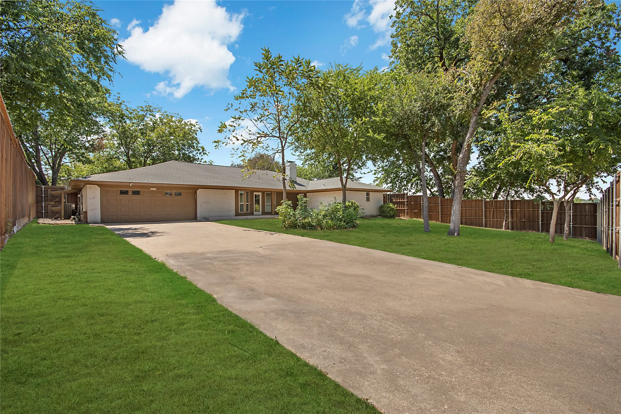 Single Family Residence For Sale in Collin County , 3703 Windmill Lane, Plano, Texas 75074, 4 Bedroom, 3 Bathroom, 2 Garage spaces, 2,774 Sqft, built in 1975, mls#21379440, Real Estate Agent in Plano, Homes For Sale in Collin county, Homes For Sale in Plano, Realtor in Plano Texas, Real Estate Brokerage Independent Realty Texas, Luminita Cordes Realtor