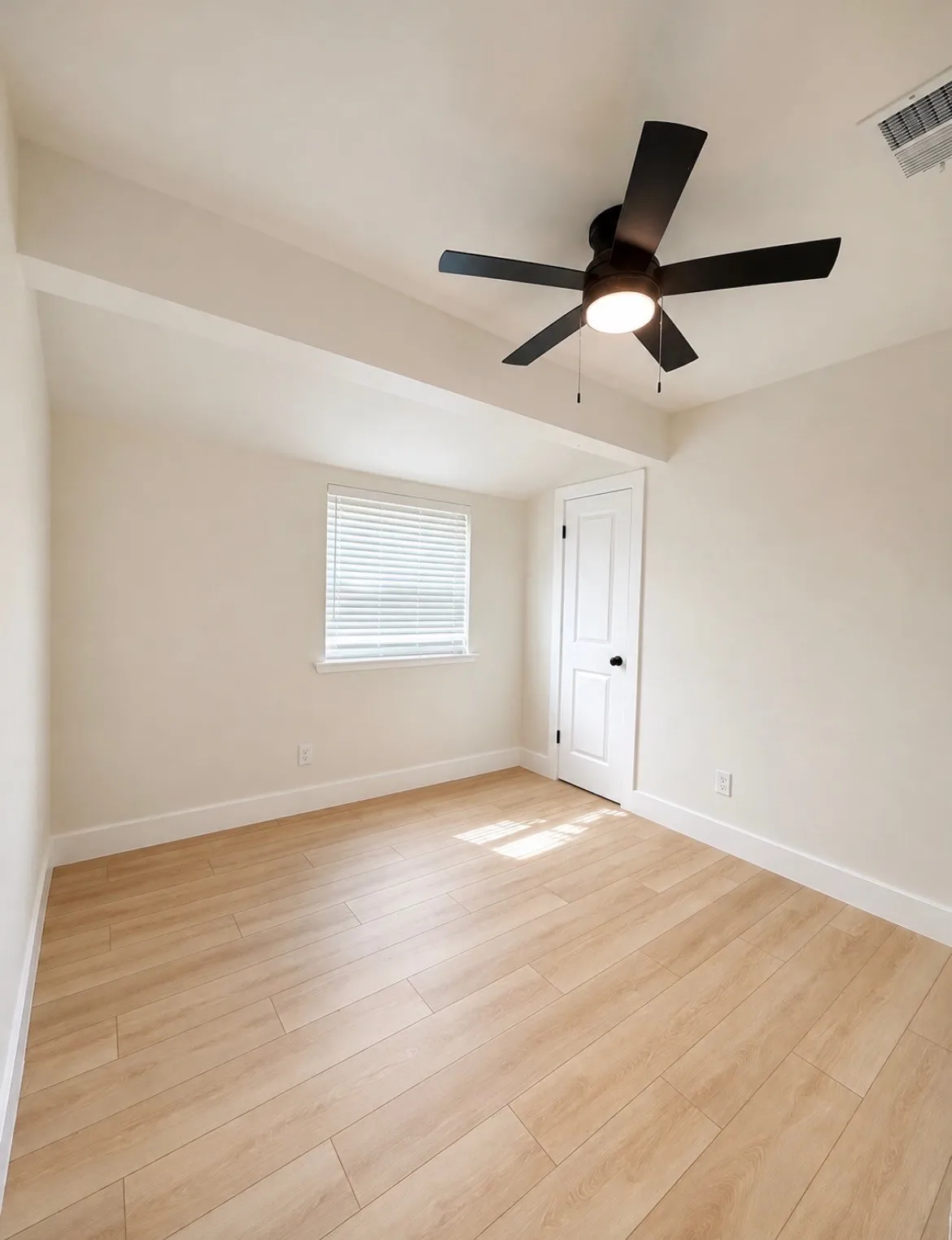 Single Family Residence For Sale in Dallas County , 310 island Drive, Richardson, Texas 75081, 3 Bedroom, 2 Bathroom, 1 Garage spaces, 1,158 Sqft, built in 1961, mls#21379612, Real Estate Agent in Richardson, Homes For Sale in Dallas county, Homes For Sale in Richardson, Realtor in Richardson Texas, Real Estate Brokerage Independent Realty Texas, Luminita Cordes Realtor