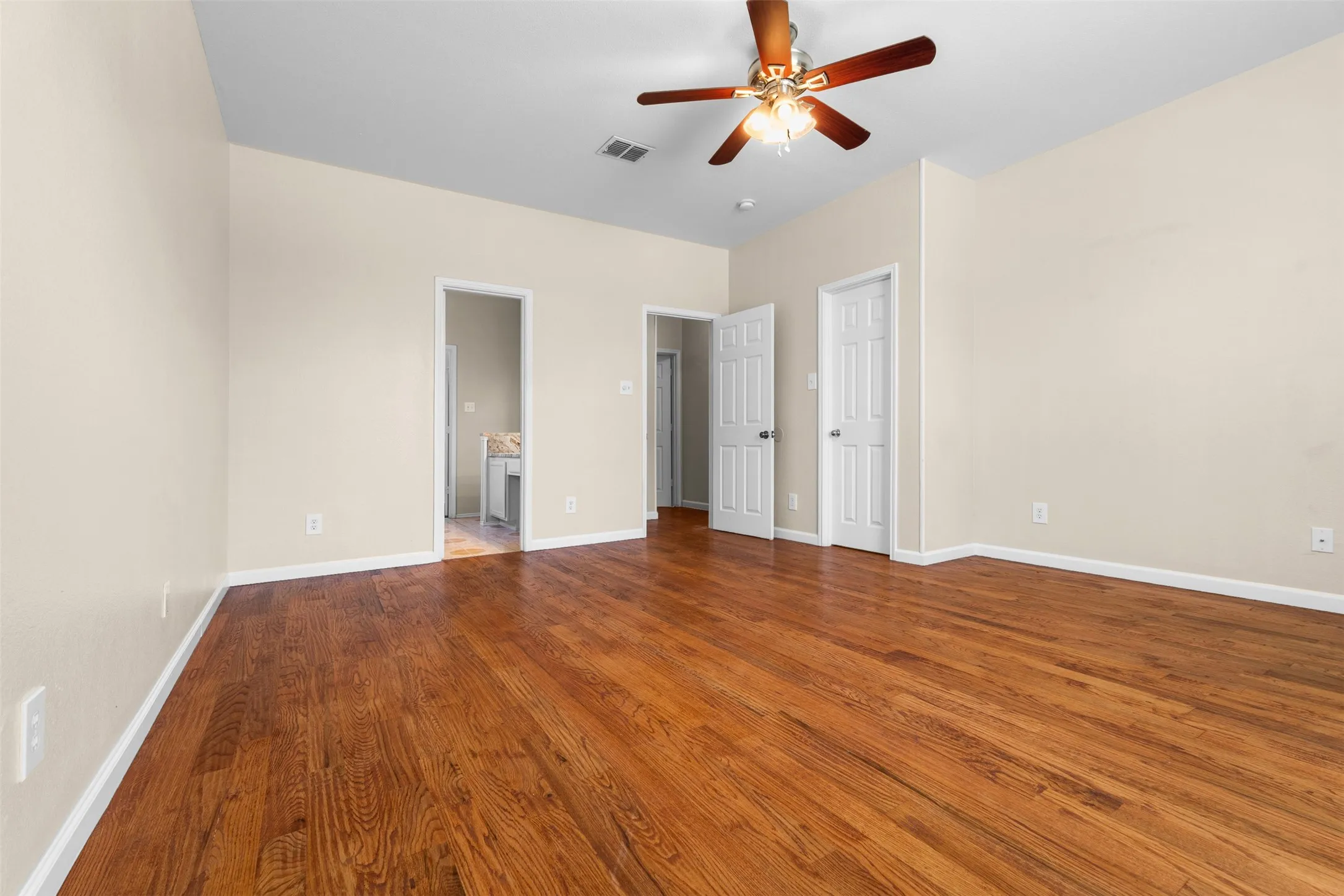 Single Family Residence For Sale in Dallas County , 4413 Stirling Drive, Garland, Texas 75043, 4 Bedroom, 3 Bathroom, 2 Garage spaces, 2,628 Sqft, built in 2001, mls#21379663, Real Estate Agent in Garland, Homes For Sale in Dallas county, Homes For Sale in Garland, Realtor in Garland Texas, Real Estate Brokerage Independent Realty Texas, Luminita Cordes Realtor