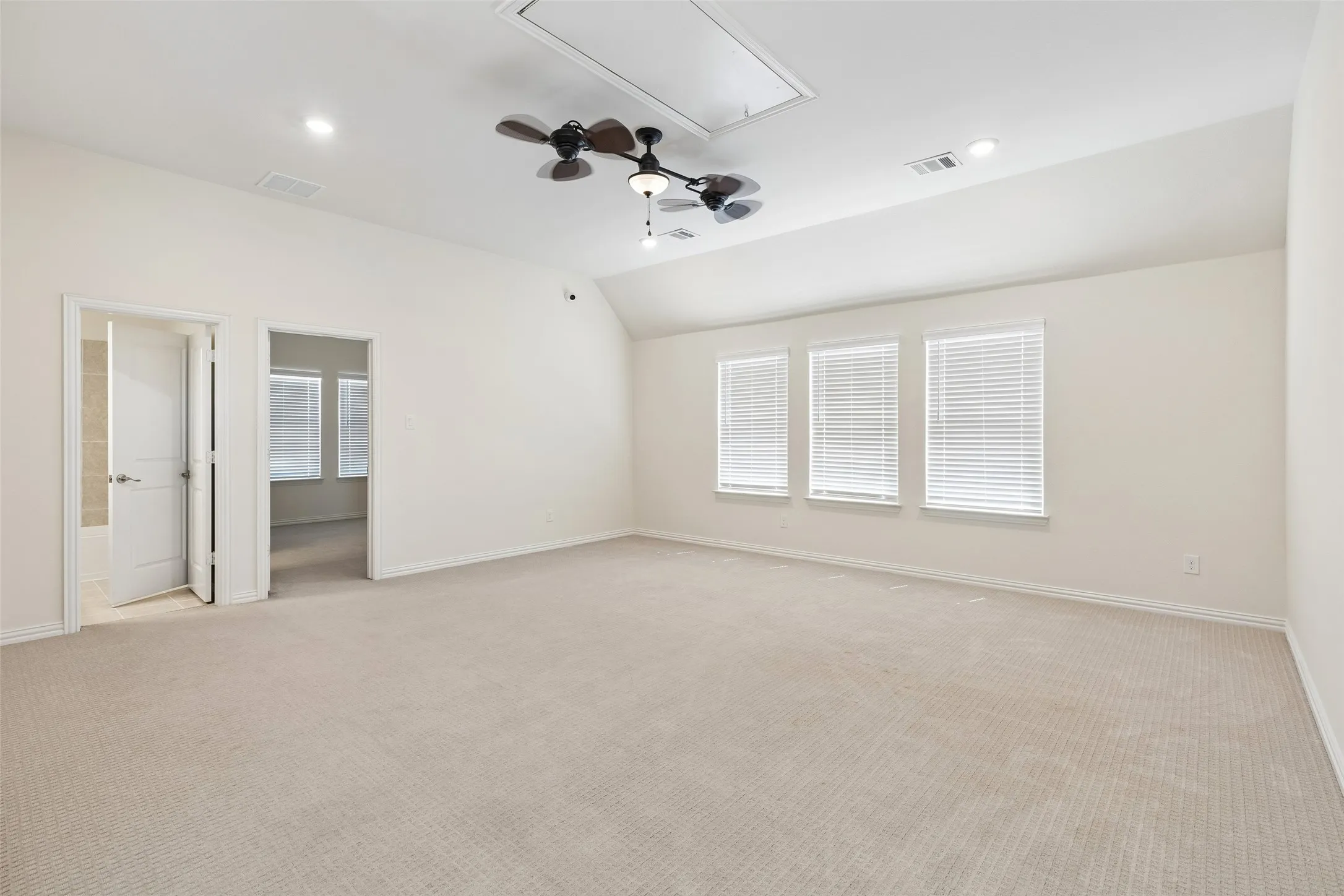 Single Family Residence For Sale in Collin County , 3103 Royal Lane, Celina, Texas 75009, 4 Bedroom, 4 Bathroom, 2 Garage spaces, 3,245 Sqft, built in 2019, mls#21379787, Real Estate Agent in Celina, Homes For Sale in Collin county, Homes For Sale in Celina, Realtor in Celina Texas, Real Estate Brokerage Independent Realty Texas, Luminita Cordes Realtor