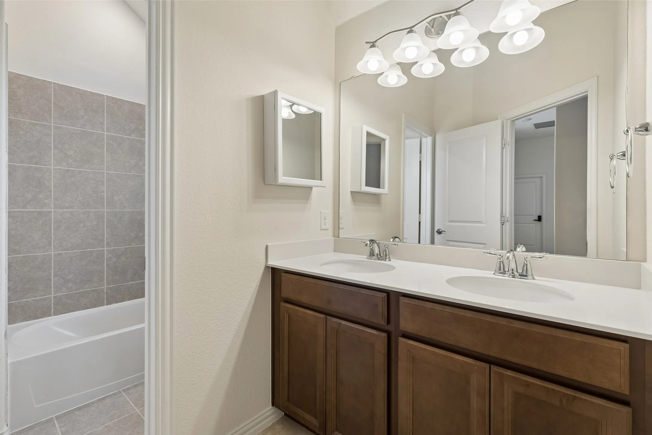 Single Family Residence For Sale in Collin County , 3103 Royal Lane, Celina, Texas 75009, 4 Bedroom, 4 Bathroom, 2 Garage spaces, 3,245 Sqft, built in 2019, mls#21379787, Real Estate Agent in Celina, Homes For Sale in Collin county, Homes For Sale in Celina, Realtor in Celina Texas, Real Estate Brokerage Independent Realty Texas, Luminita Cordes Realtor