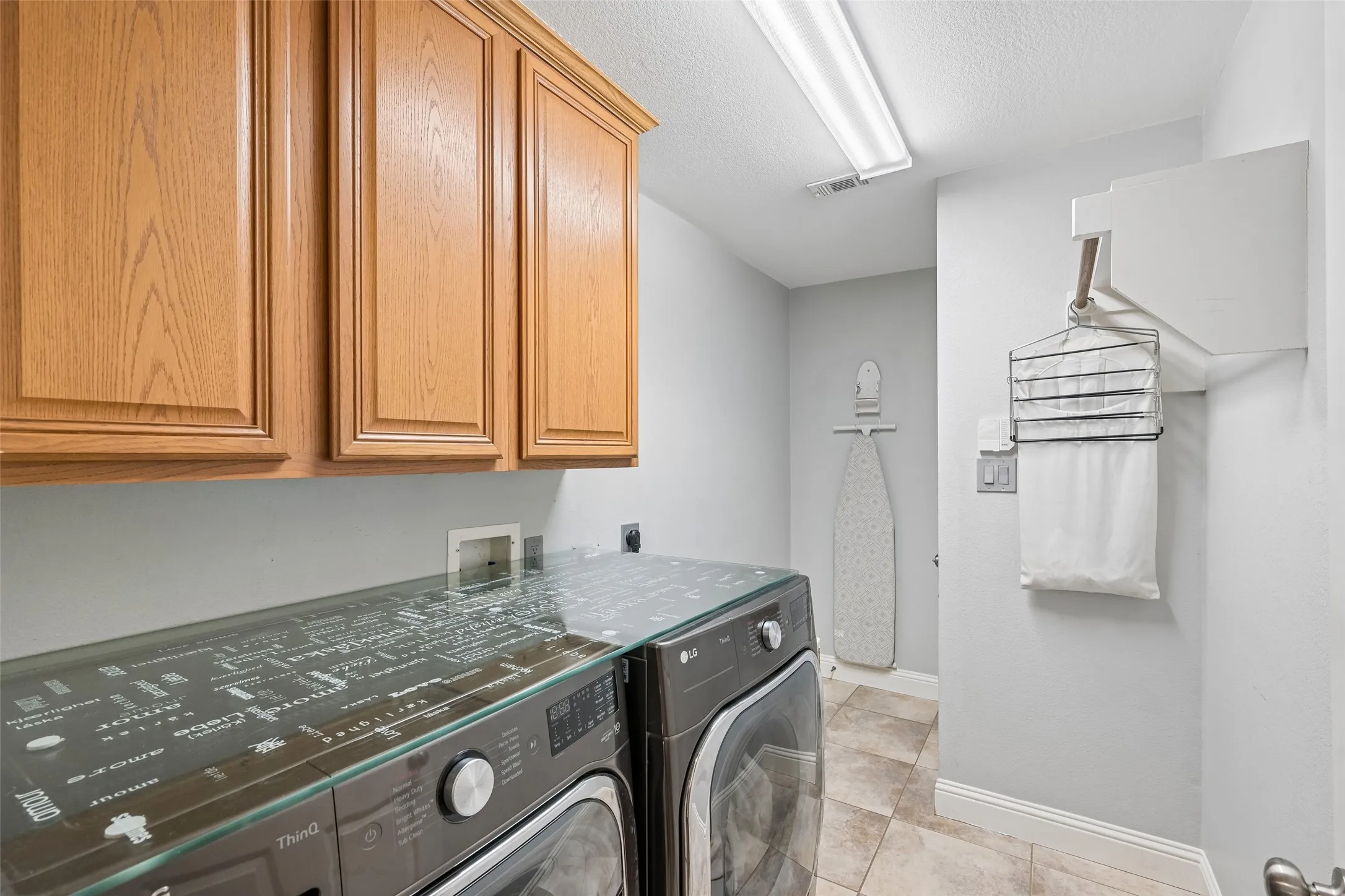 Single Family Residence For Sale in Rockwall County , 2928 Newport Drive, Rockwall, Texas 75032, 5 Bedroom, 4 Bathroom, 2 Garage spaces, 3,005 Sqft, built in 1999, mls#21379811, Real Estate Agent in Rockwall, Homes For Sale in Rockwall county, Homes For Sale in Rockwall, Realtor in Rockwall Texas, Real Estate Brokerage Independent Realty Texas, Luminita Cordes Realtor