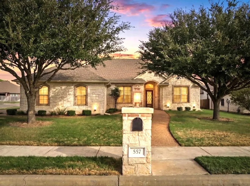 Single Family Residence For Sale in Mc Lennan County , 557 Perry Lane, Robinson, Texas 76706, 3 Bedroom, 2 Bathroom, 2 Garage spaces, 1,939 Sqft, built in 2016, mls#21373692, Real Estate Agent in Robinson, Homes For Sale in Mc Lennan county, Homes For Sale in Robinson, Realtor in Robinson Texas, Real Estate Brokerage Independent Realty Texas, Luminita Cordes Realtor