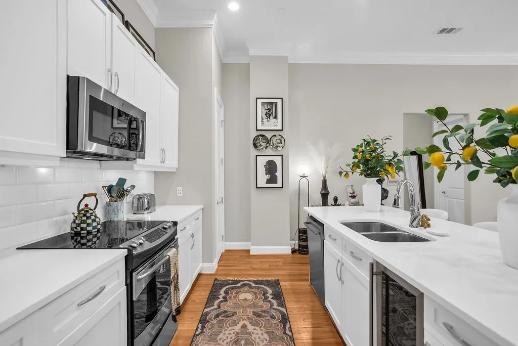 Condominium For Rent in Dallas County , 2300 Leonard Street 100, Dallas, Texas 75201, 2 Bedroom, 2 Bathroom, 2 Garage spaces, 1,600 Sqft, built in 2004, mls#21379810, Real Estate Agent in Dallas, Homes For Rent in Dallas county, Homes For Rent in Dallas, Realtor in Dallas Texas, Real Estate Brokerage Independent Realty Texas, Luminita Cordes Realtor