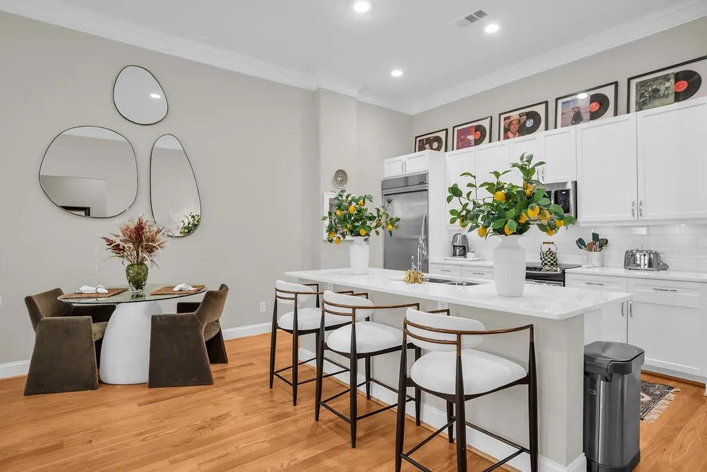 Condominium For Rent in Dallas County , 2300 Leonard Street 100, Dallas, Texas 75201, 2 Bedroom, 2 Bathroom, 2 Garage spaces, 1,600 Sqft, built in 2004, mls#21379810, Real Estate Agent in Dallas, Homes For Rent in Dallas county, Homes For Rent in Dallas, Realtor in Dallas Texas, Real Estate Brokerage Independent Realty Texas, Luminita Cordes Realtor