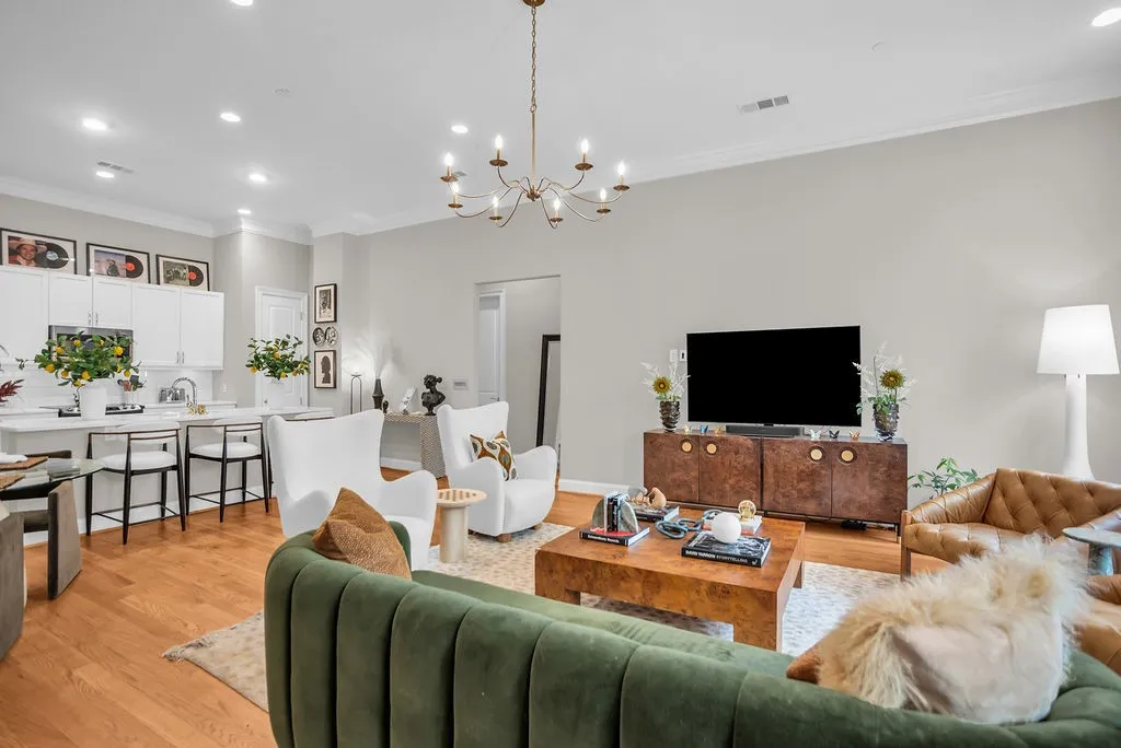 Condominium For Rent in Dallas County , 2300 Leonard Street 100, Dallas, Texas 75201, 2 Bedroom, 2 Bathroom, 2 Garage spaces, 1,600 Sqft, built in 2004, mls#21379810, Real Estate Agent in Dallas, Homes For Rent in Dallas county, Homes For Rent in Dallas, Realtor in Dallas Texas, Real Estate Brokerage Independent Realty Texas, Luminita Cordes Realtor