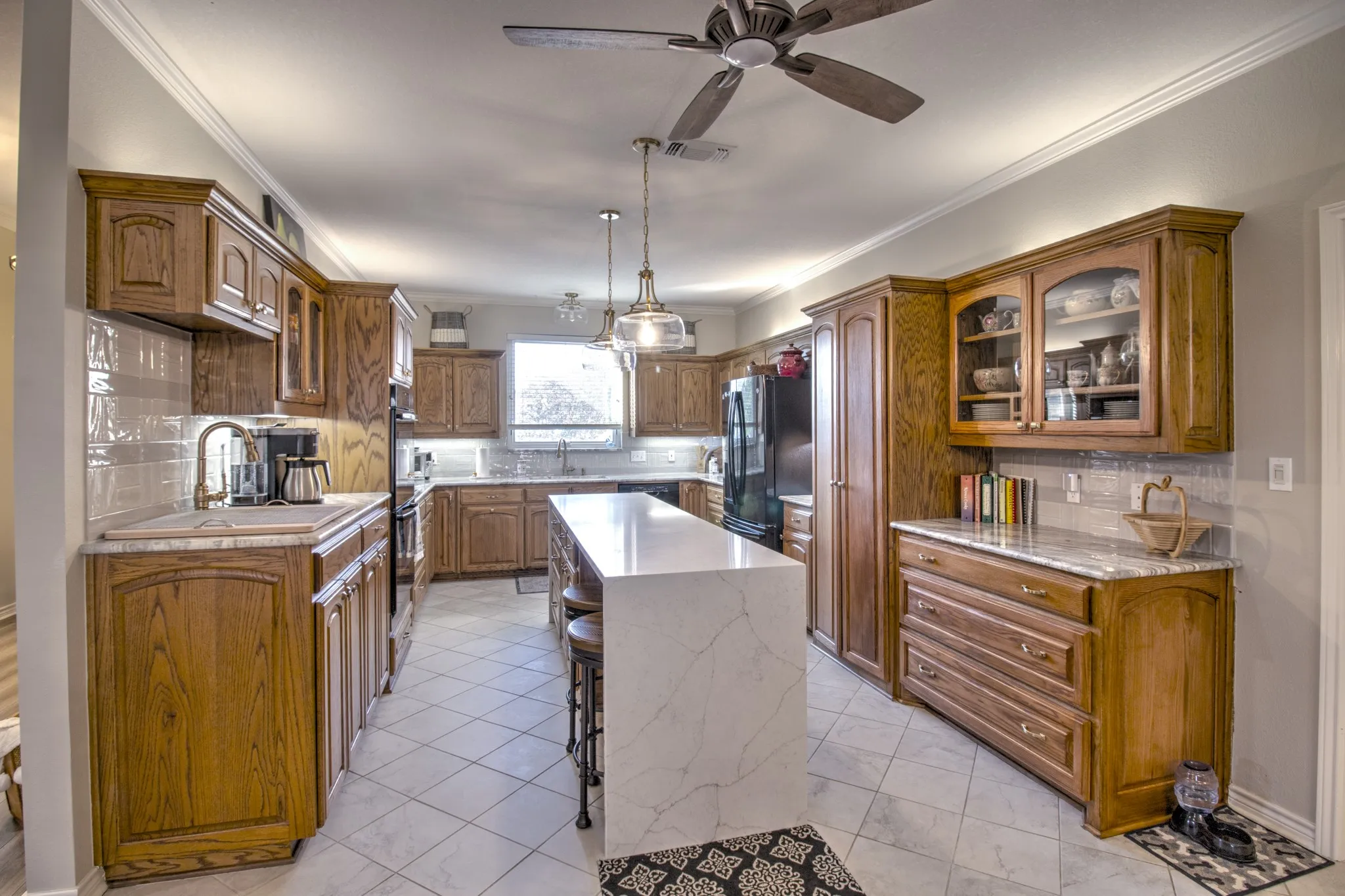Single Family Residence For Sale in Cooke County , 1321 Kiowa Drive E, Lake Kiowa, Texas 76240, 3 Bedroom, 2 Bathroom, 2 Garage spaces, 2,534 Sqft, built in 2002, mls#21379818, Real Estate Agent in Lake Kiowa, Homes For Sale in Cooke county, Homes For Sale in Lake Kiowa, Realtor in Lake Kiowa Texas, Real Estate Brokerage Independent Realty Texas, Luminita Cordes Realtor