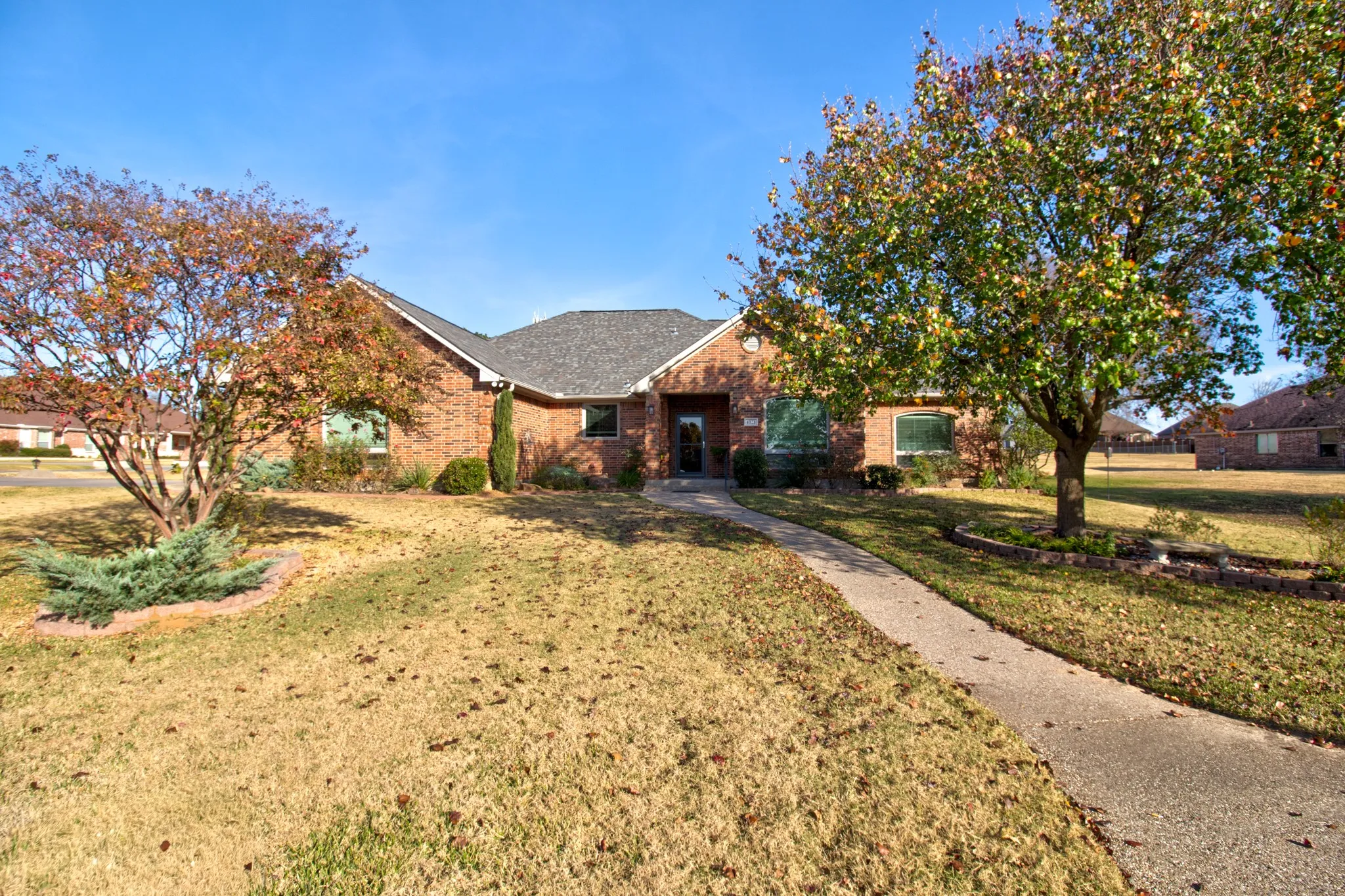 Single Family Residence For Sale in Cooke County , 1321 Kiowa Drive E, Lake Kiowa, Texas 76240, 3 Bedroom, 2 Bathroom, 2 Garage spaces, 2,534 Sqft, built in 2002, mls#21379818, Real Estate Agent in Lake Kiowa, Homes For Sale in Cooke county, Homes For Sale in Lake Kiowa, Realtor in Lake Kiowa Texas, Real Estate Brokerage Independent Realty Texas, Luminita Cordes Realtor