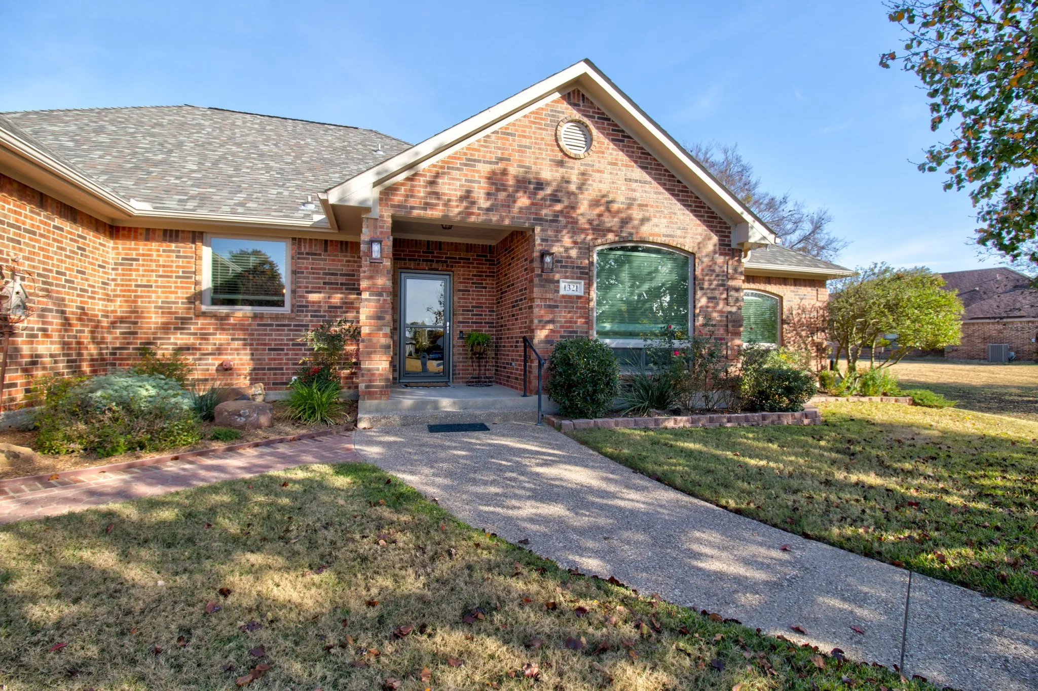 Single Family Residence For Sale in Cooke County , 1321 Kiowa Drive E, Lake Kiowa, Texas 76240, 3 Bedroom, 2 Bathroom, 2 Garage spaces, 2,534 Sqft, built in 2002, mls#21379818, Real Estate Agent in Lake Kiowa, Homes For Sale in Cooke county, Homes For Sale in Lake Kiowa, Realtor in Lake Kiowa Texas, Real Estate Brokerage Independent Realty Texas, Luminita Cordes Realtor