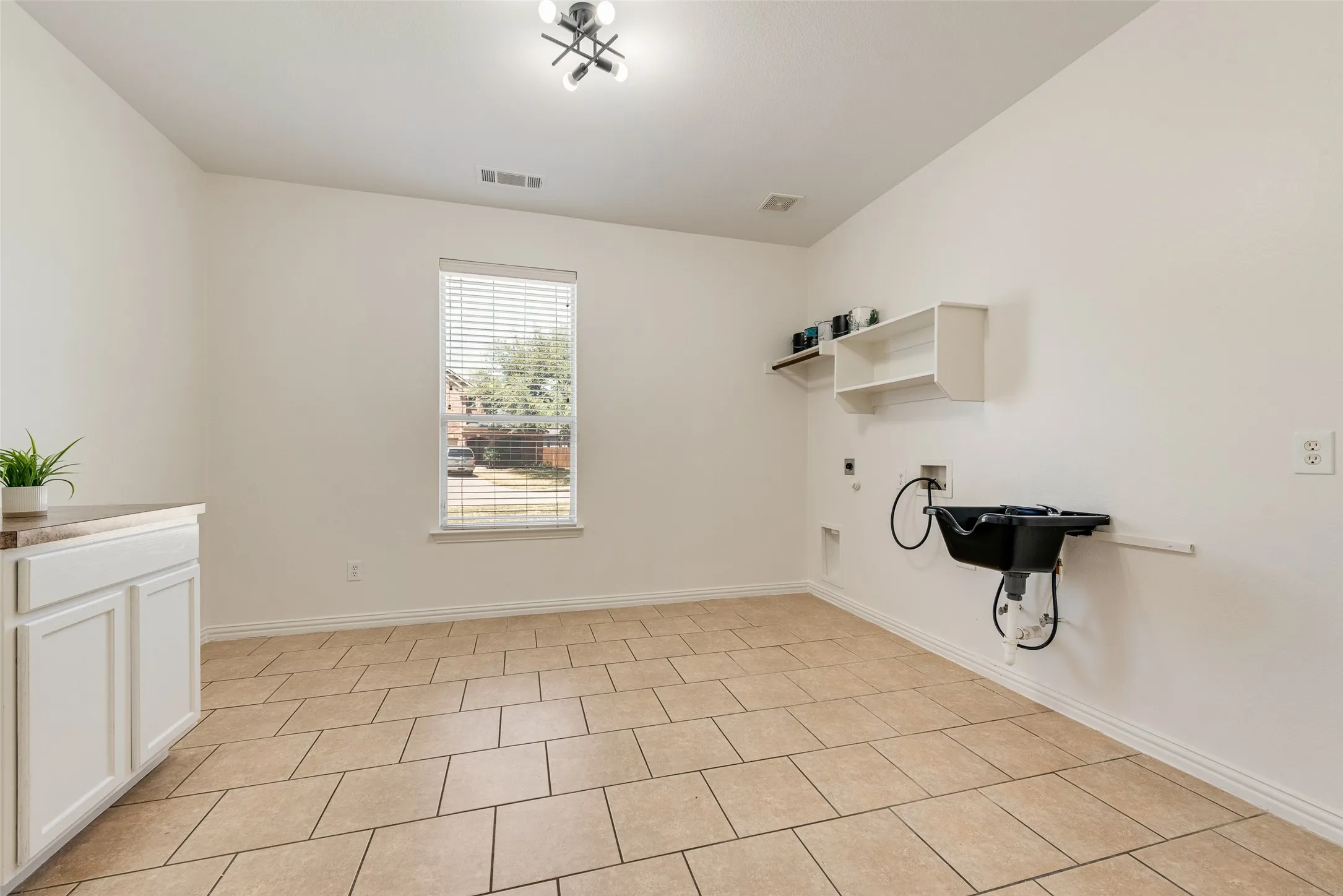 Single Family Residence For Sale in Dallas County , 5000 Harrier Drive, Mesquite, Texas 75181, 5 Bedroom, 4 Bathroom, 3 Garage spaces, 4,489 Sqft, built in 2006, mls#21366411, Real Estate Agent in Mesquite, Homes For Sale in Dallas county, Homes For Sale in Mesquite, Realtor in Mesquite Texas, Real Estate Brokerage Independent Realty Texas, Luminita Cordes Realtor