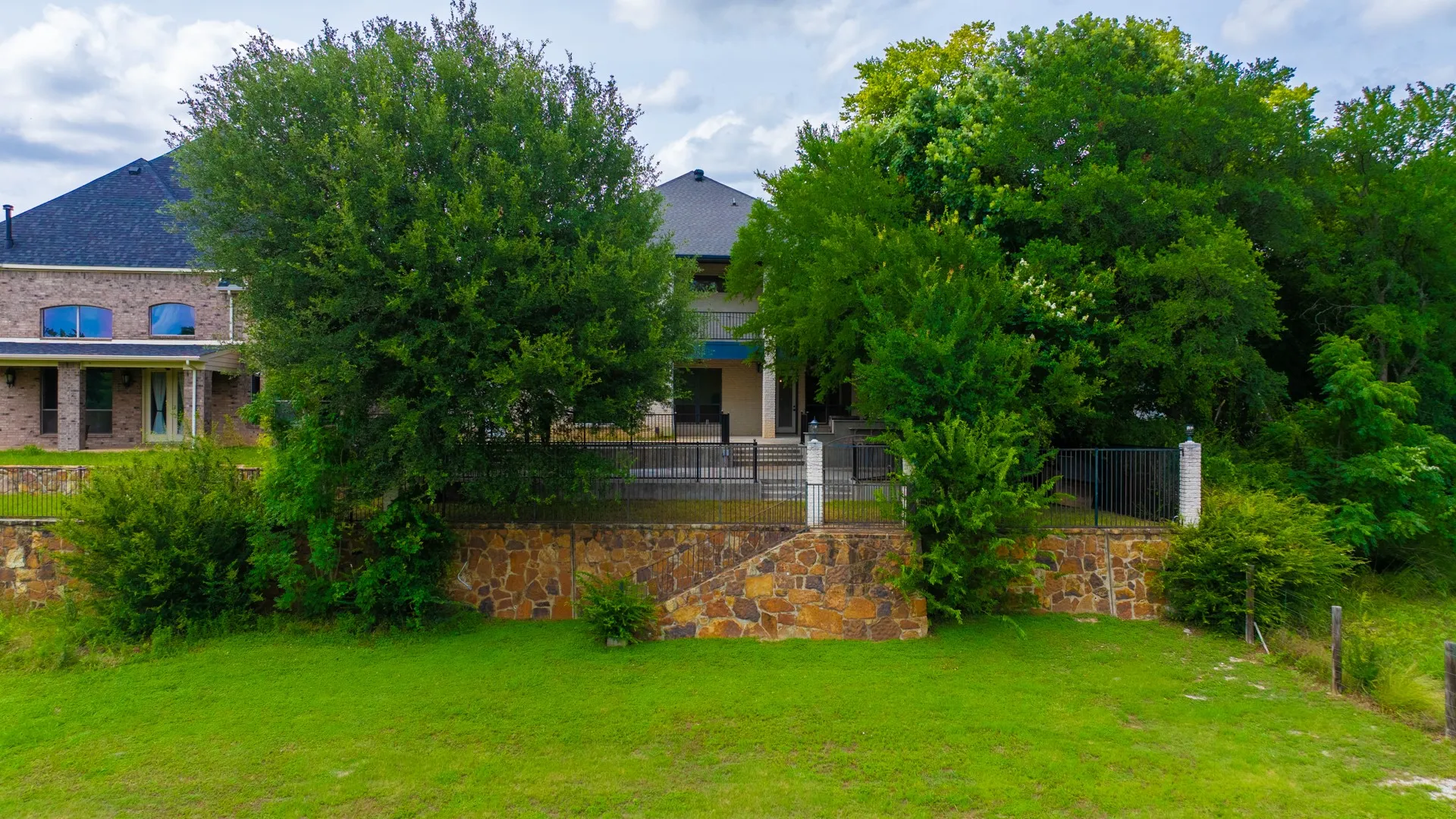 Single Family Residence For Rent in Dallas County , 902 Saint George Place, De Soto, Texas 75115, 4 Bedroom, 7 Bathroom, 3 Garage spaces, 4,024 Sqft, built in 2005, mls#21379826, Real Estate Agent in De Soto, Homes For Rent in Dallas county, Homes For Rent in De Soto, Realtor in De Soto Texas, Real Estate Brokerage Independent Realty Texas, Luminita Cordes Realtor